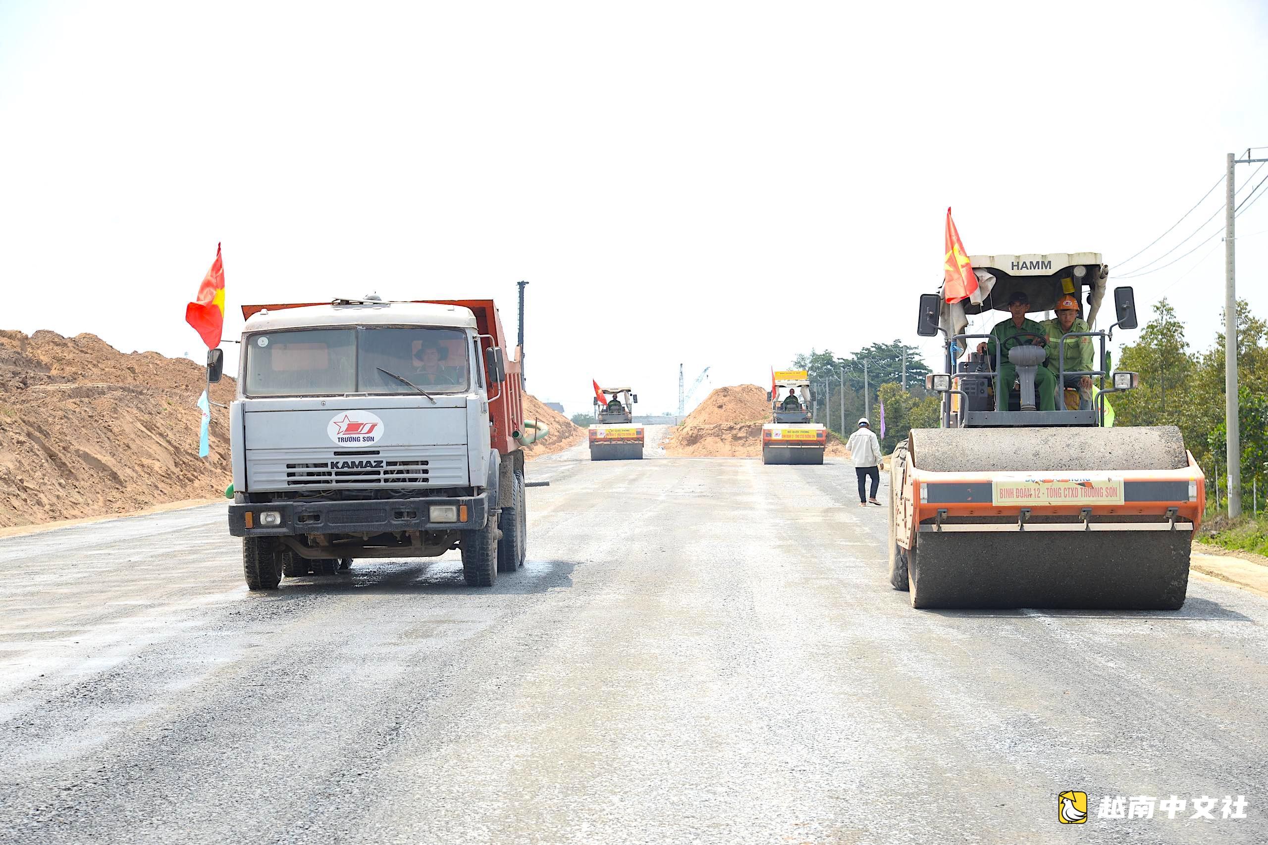 工人在高嶺-安友高速公路工地節日期間加班施工