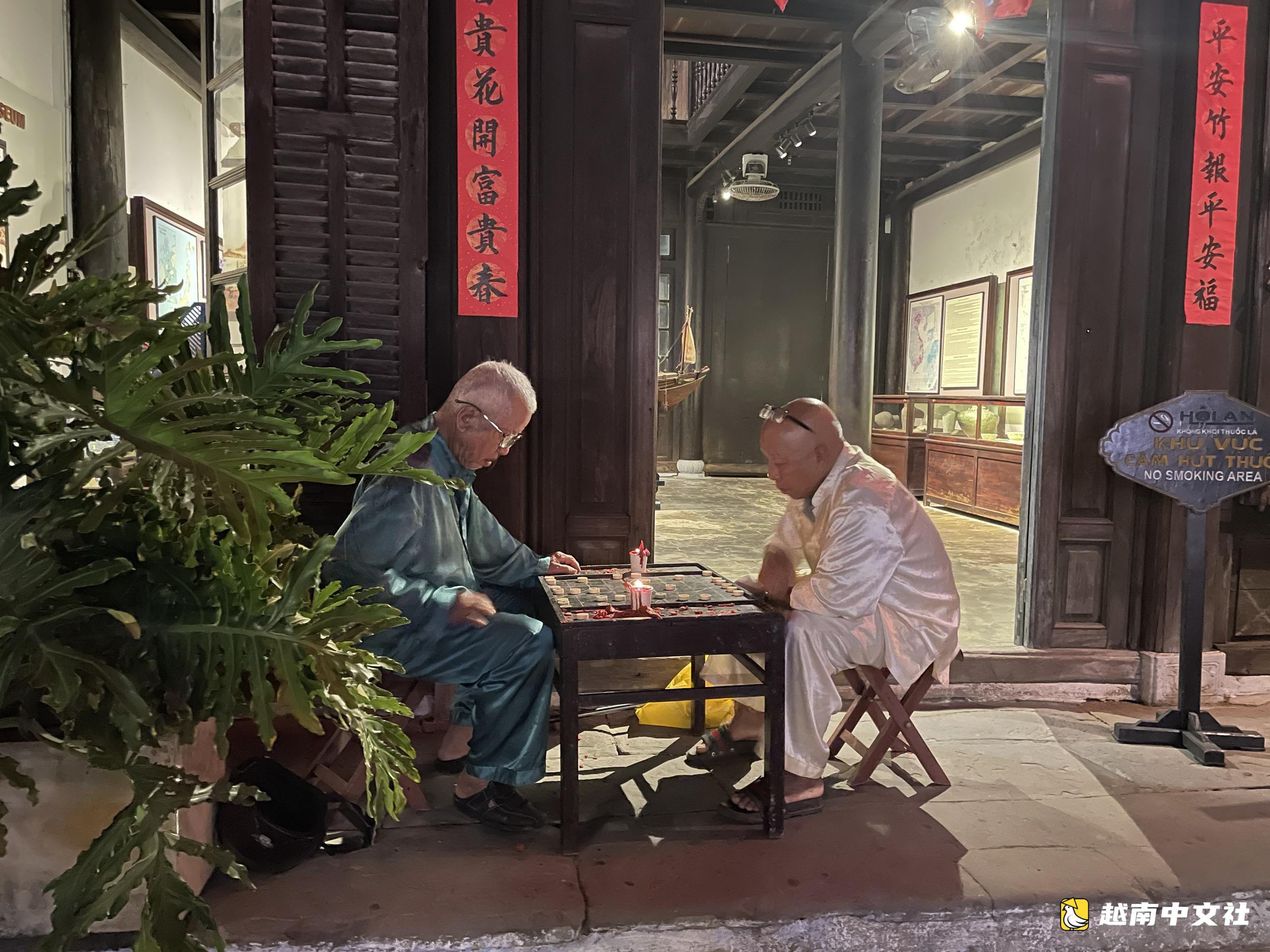 峴港、會安在4月30日假期首日晝夜人潮擁擠