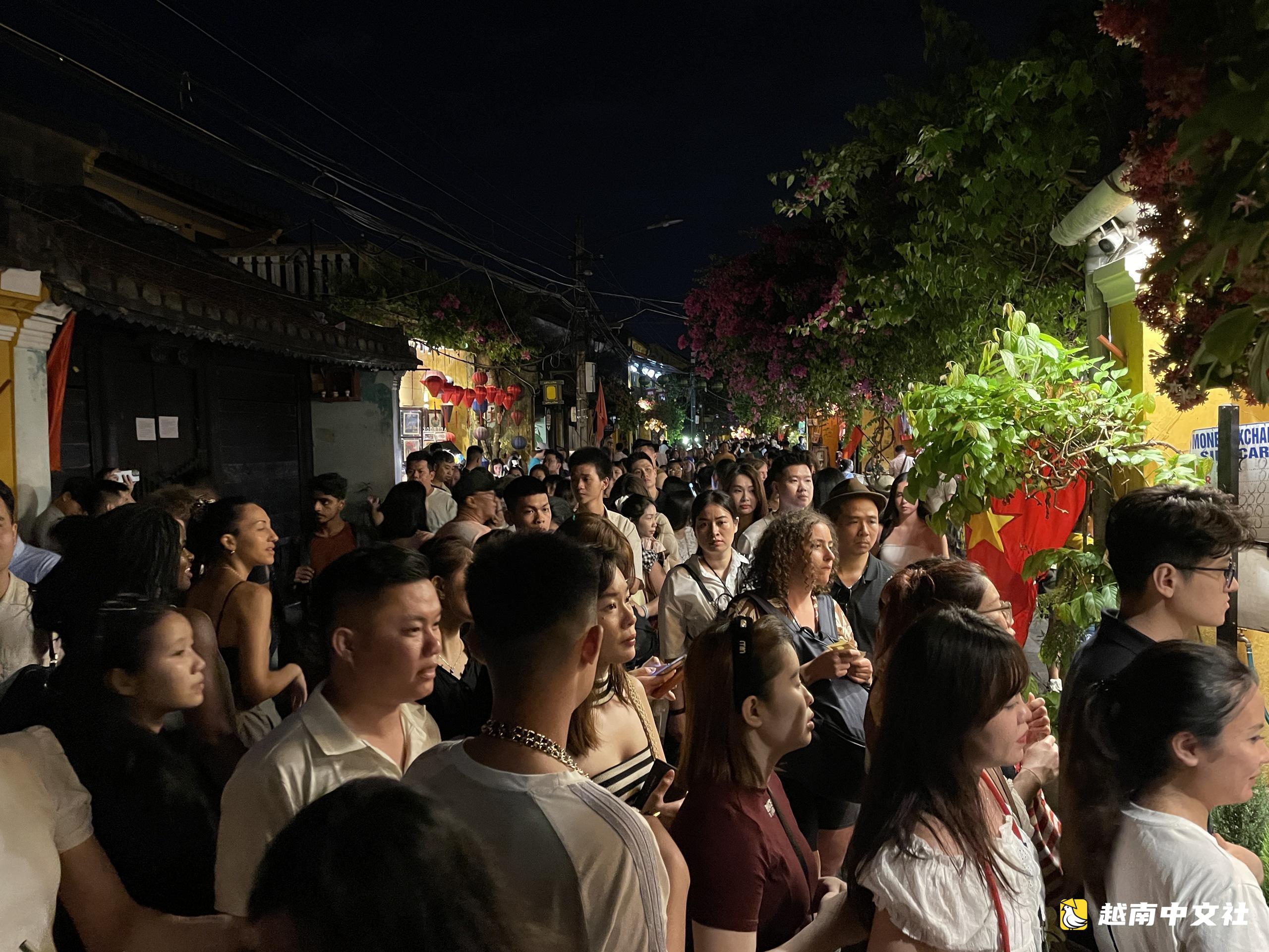 峴港、會安在4月30日假期首日晝夜人潮擁擠