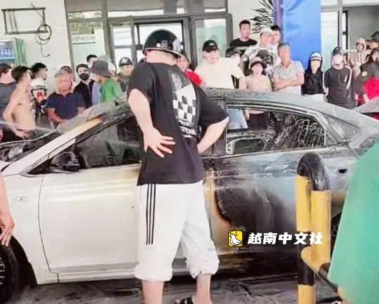 峴港:汽車在加油站猛烈起火,2人死亡