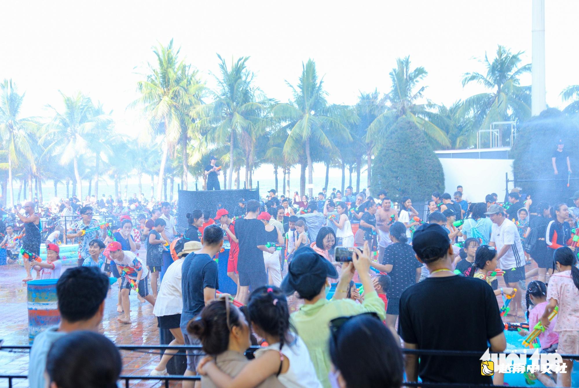 來到峴港海灘,遊客參加水槍大戰玩得“樂不思蜀”