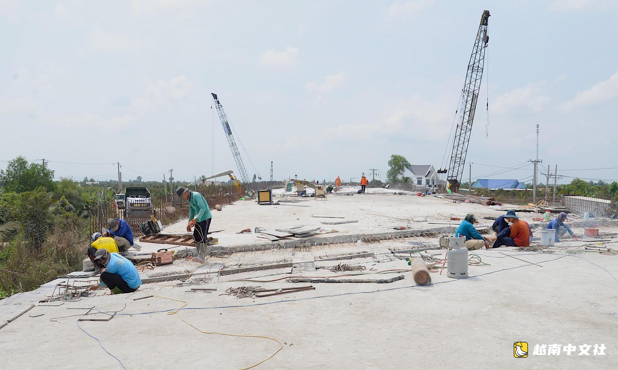 工人在高嶺-安友高速公路工地節日期間加班施工