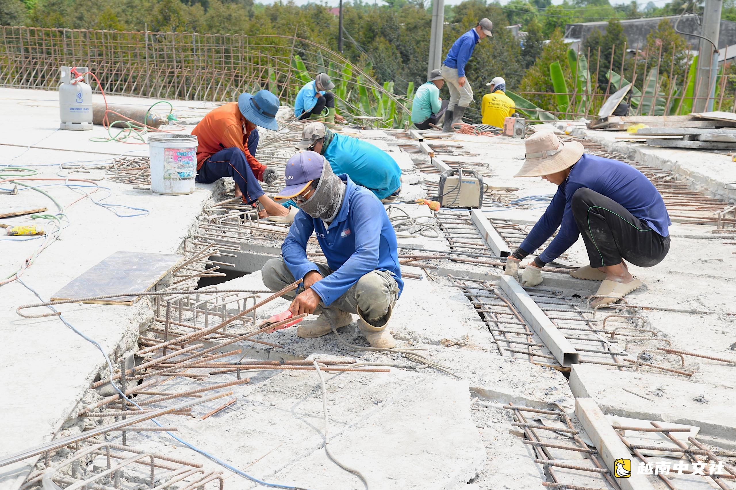 工人在高嶺-安友高速公路工地節日期間加班施工