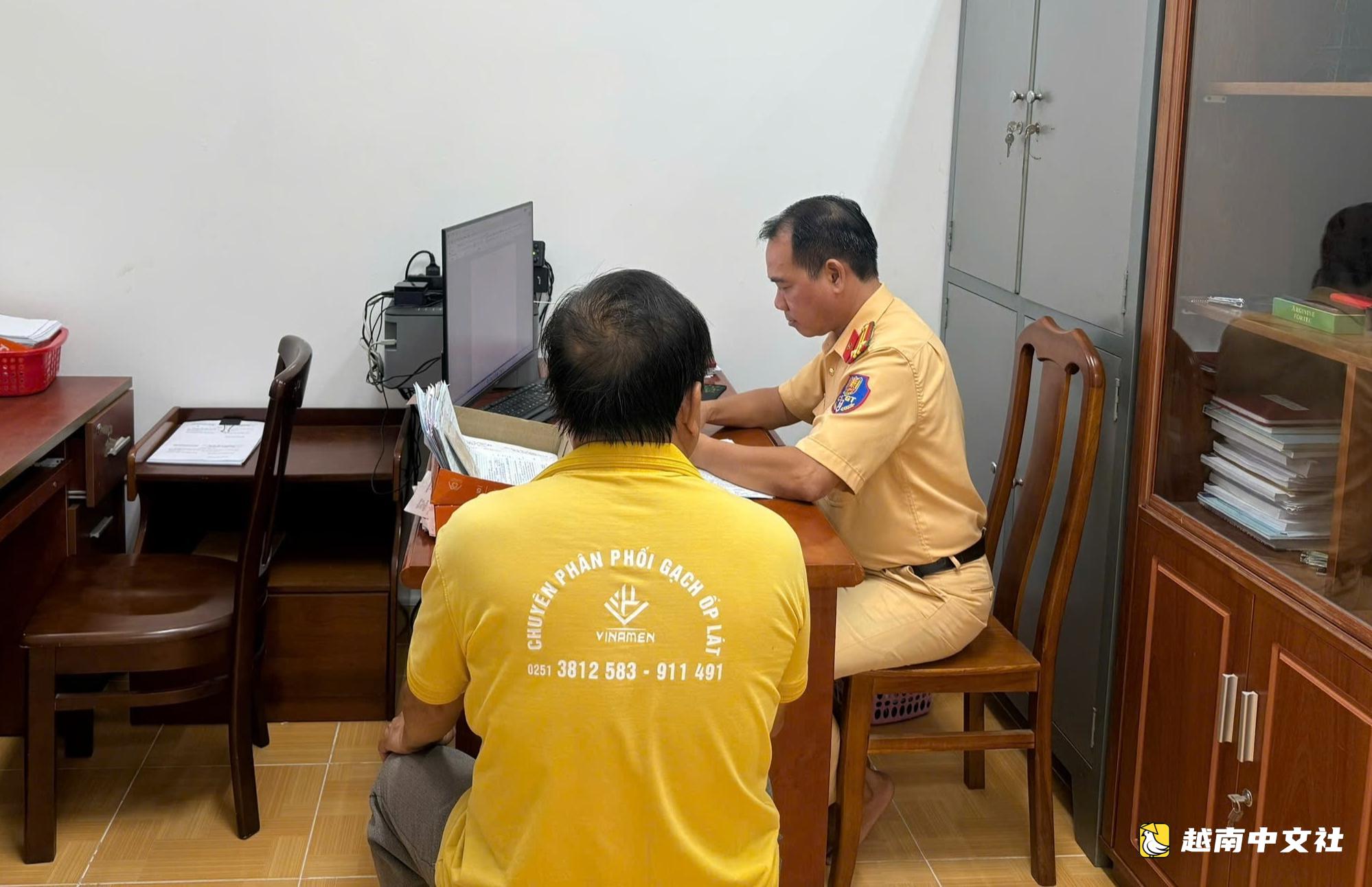 故意闖越正在下放的欄杆,貨車司機被吊銷駕照兩個月