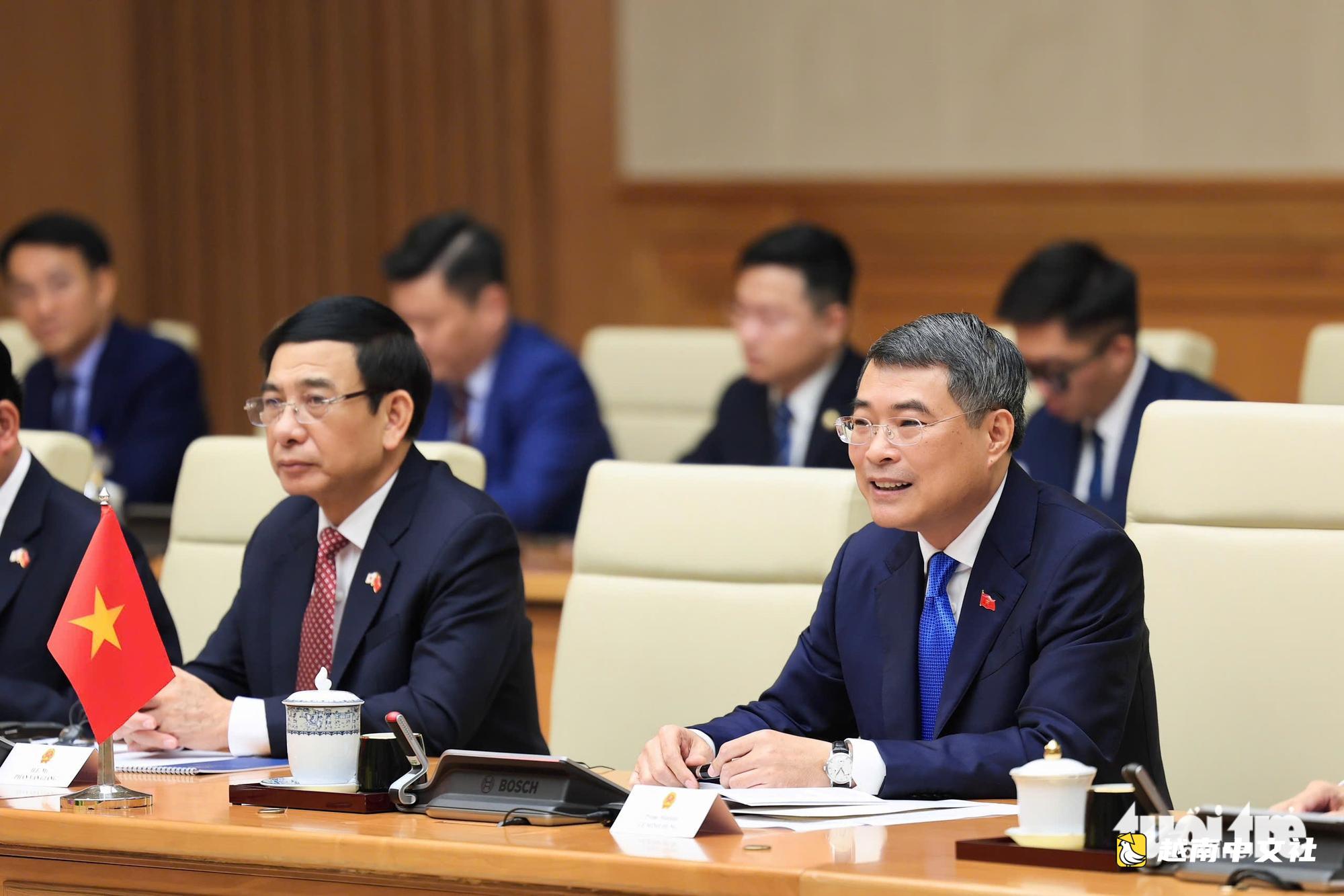 日本首相高市早苗在政府總部正式歡迎儀式