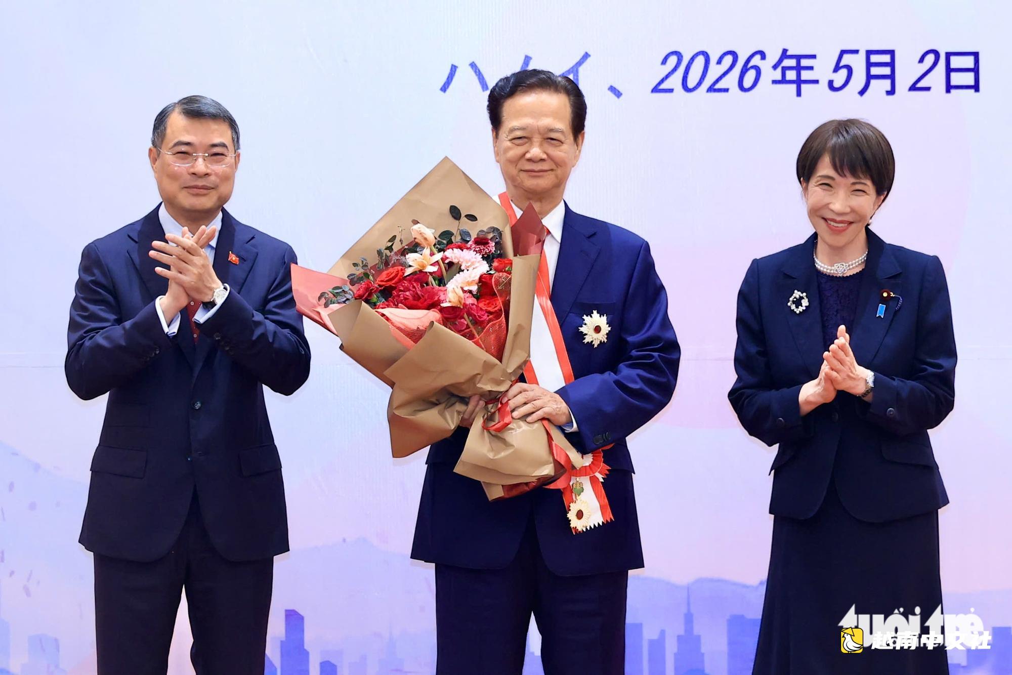 前總書記農德孟、前總理阮晉勇獲授旭日大綬章