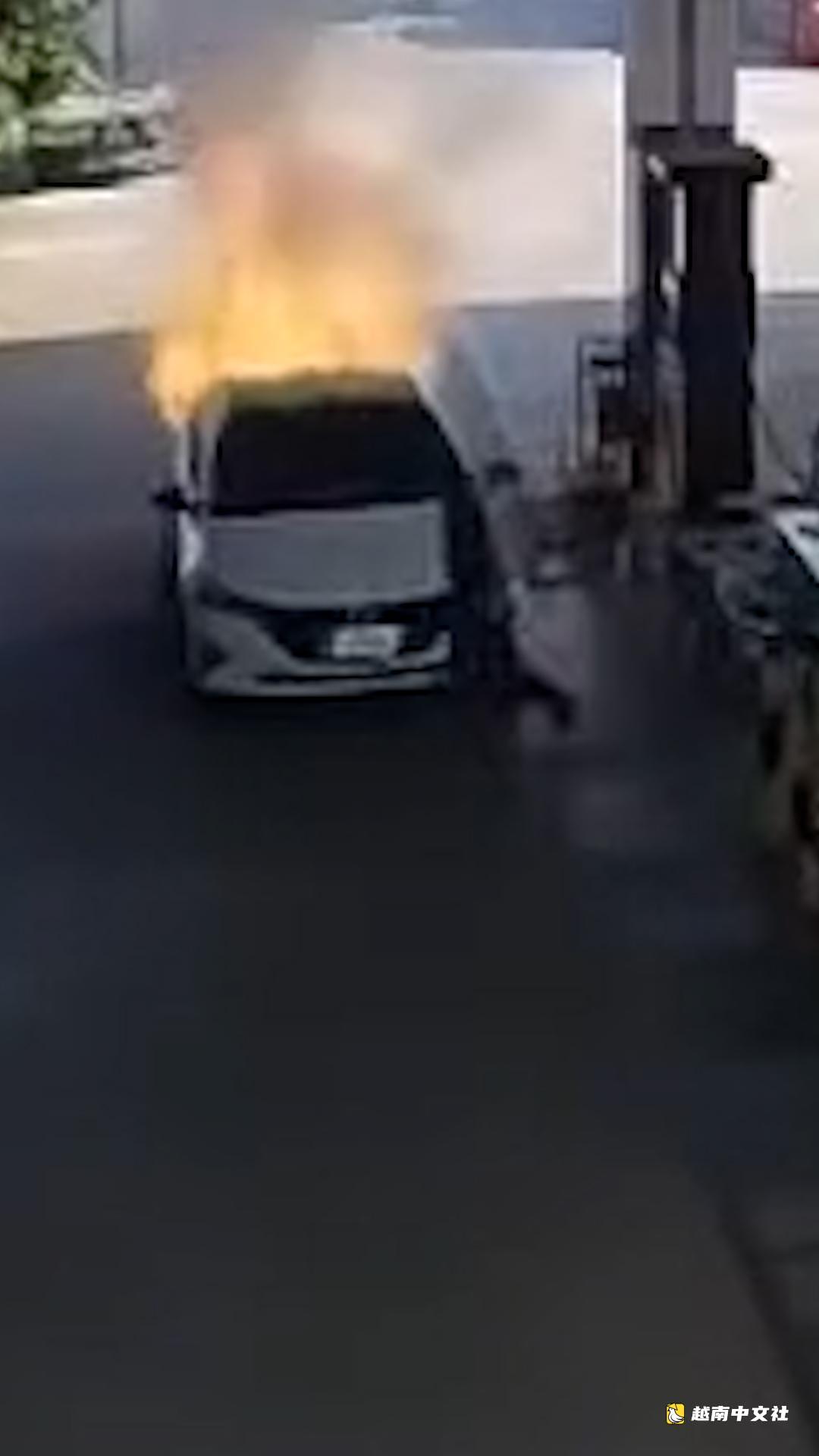 汽車在加油站起火,兩人死亡