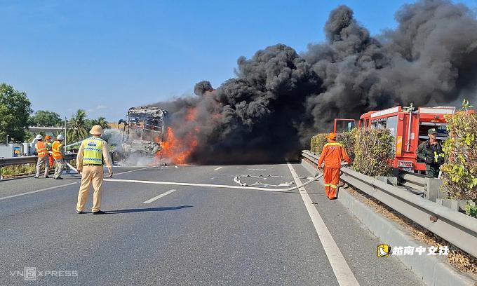 胡志明市-忠良高速公路上載有15人的客車熊熊燃燒