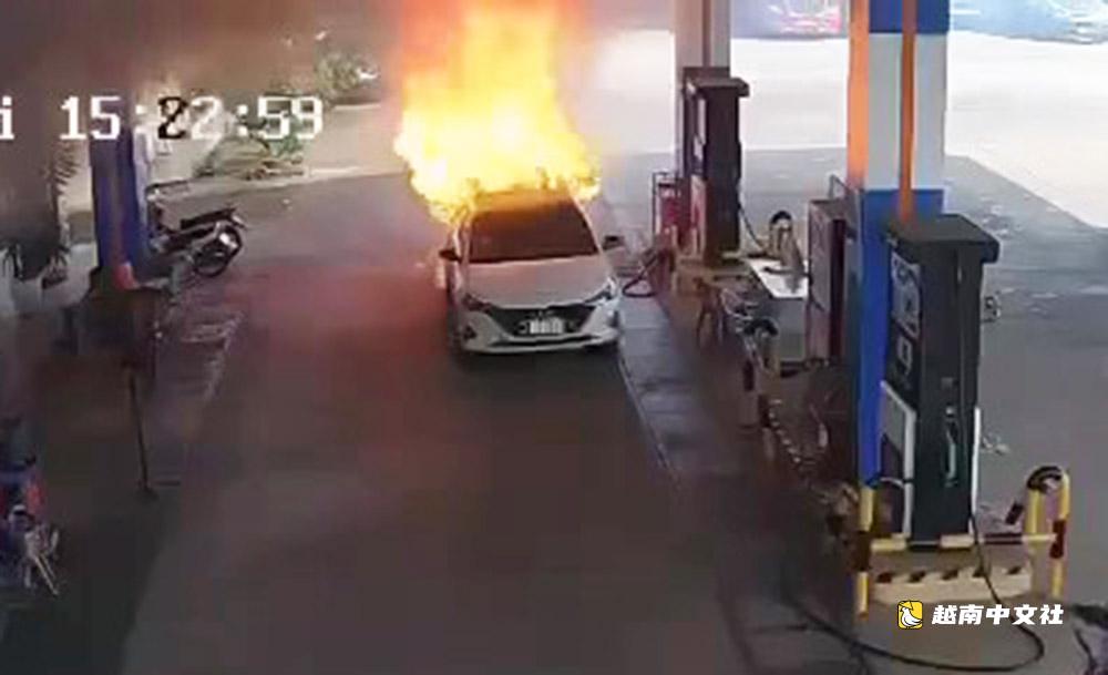 加油站汽車起火致2人死亡:車上載有大量電池,救援人員未被告知車內有人