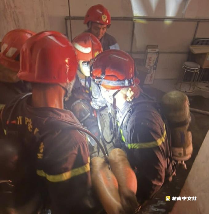 胡志明市五層住宅起火,警方架梯救出老人