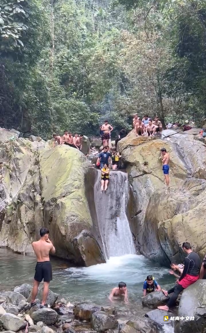 徒步2小時,排隊等候在Cửa Tử瀑布滑水