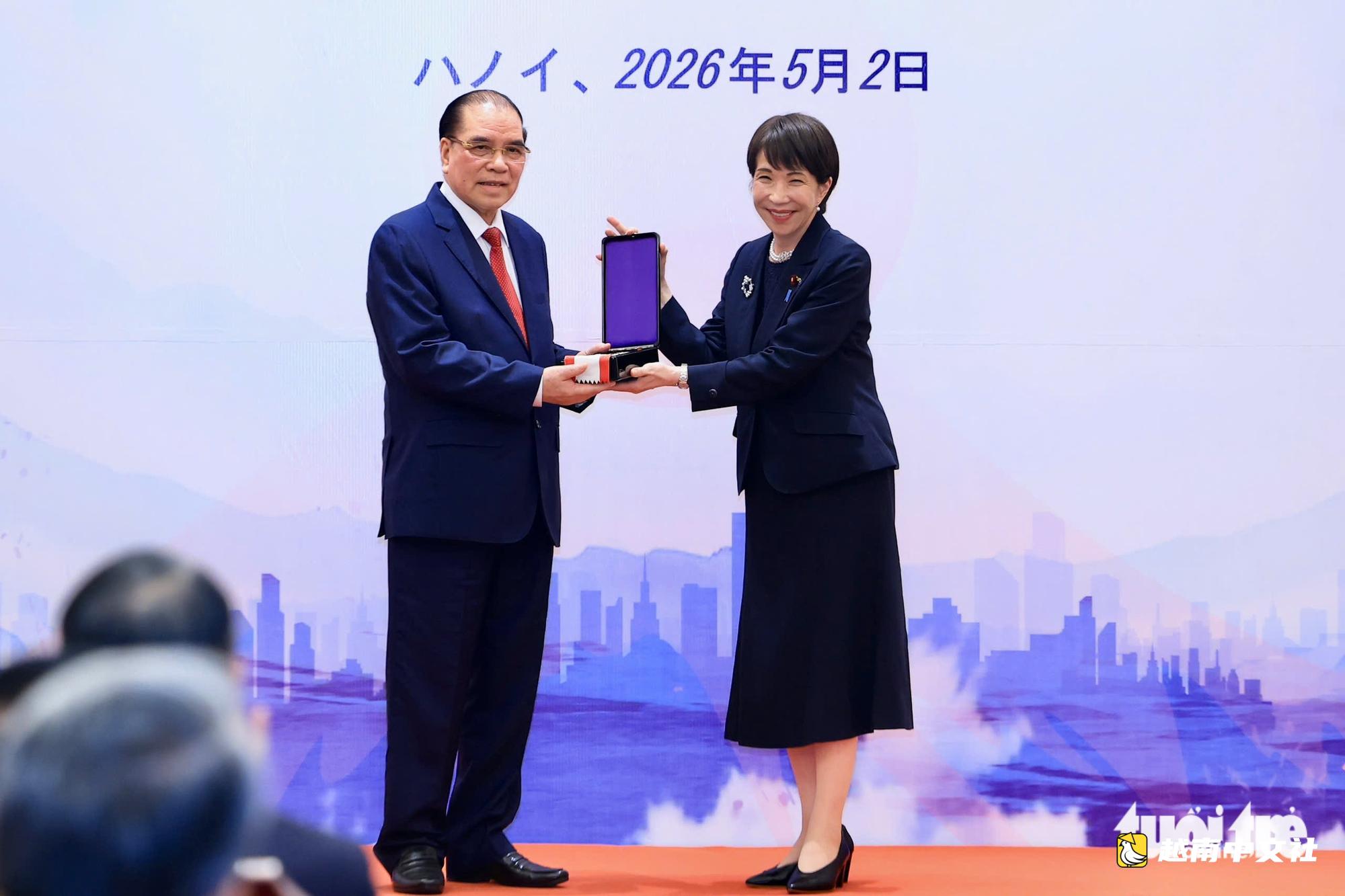 前總書記農德孟、前總理阮晉勇獲授旭日大綬章