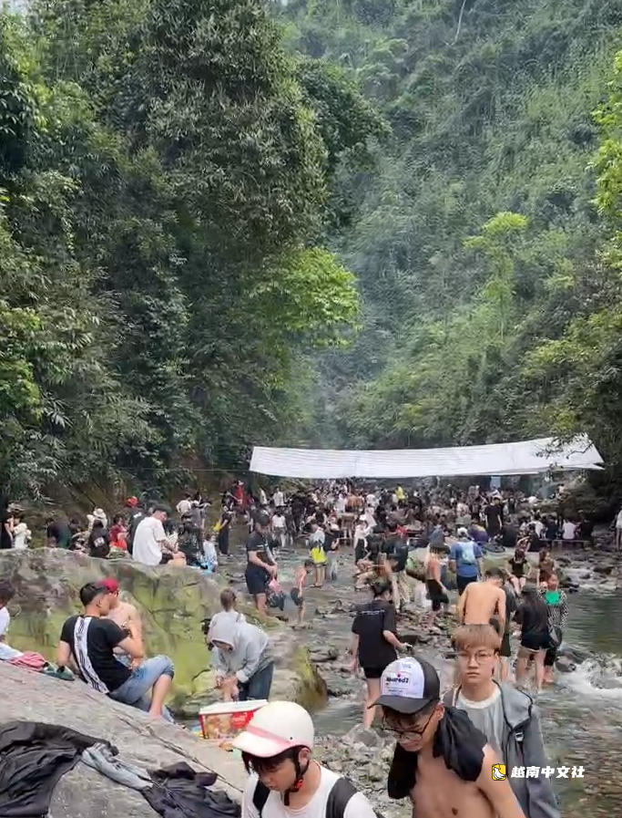 徒步2小時,排隊等候在Cửa Tử瀑布滑水