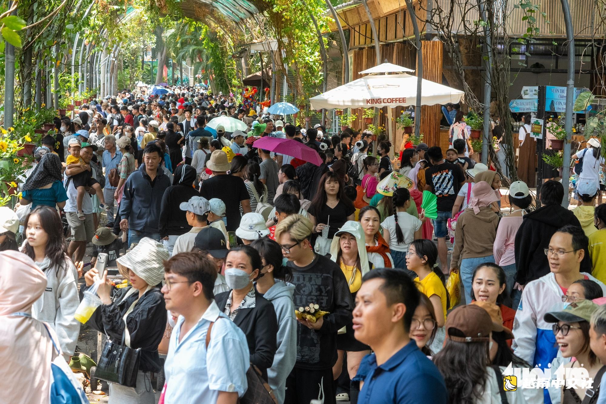 胡志明市:民眾蜂擁觀看馬戲,在市區和綠意盎然的郊區度假