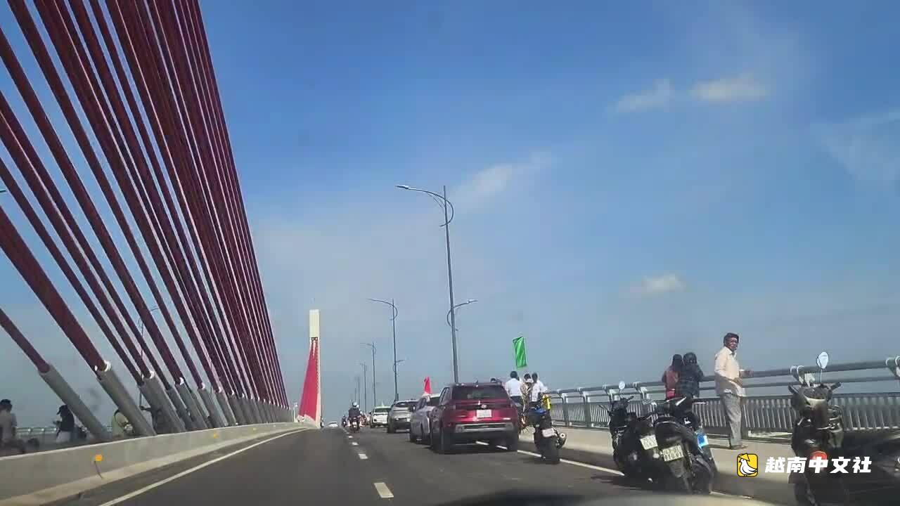 大批汽車摩托車在中部最長跨海大橋上停車