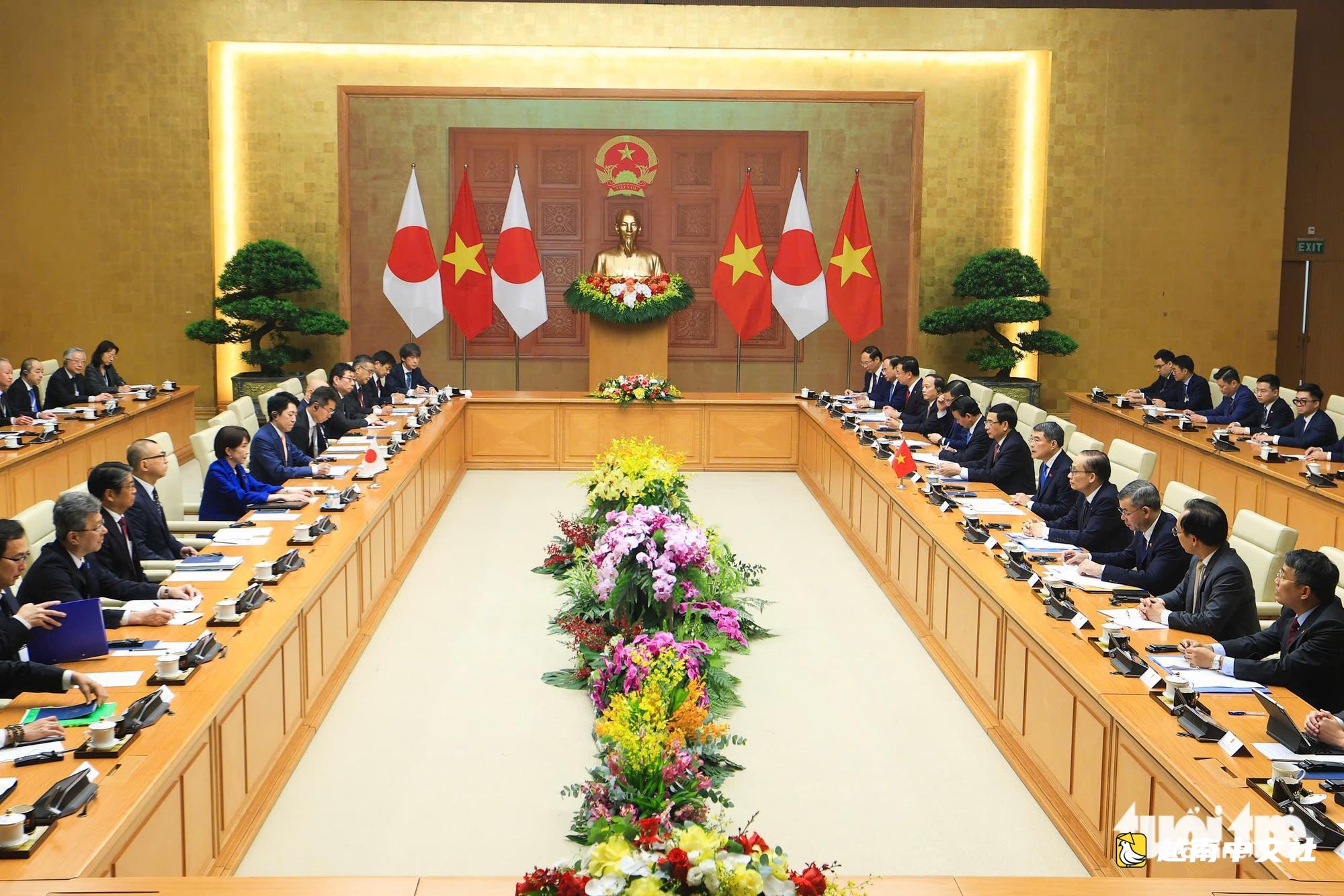 日本首相高市早苗在政府總部正式歡迎儀式