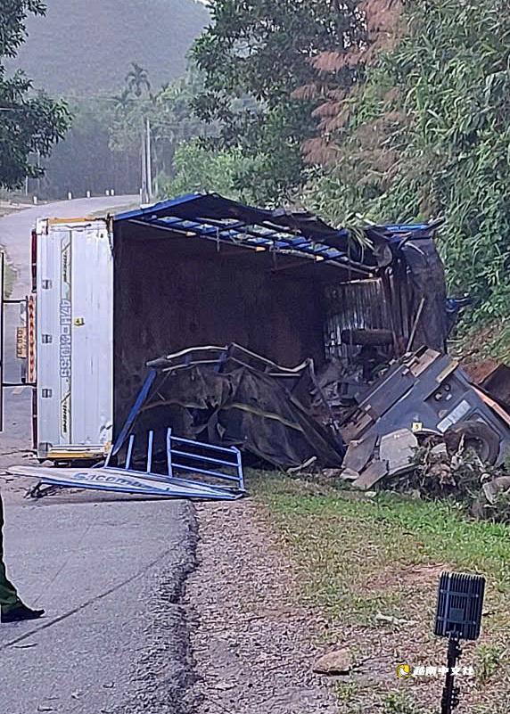 汽車撞崖,兩人死亡