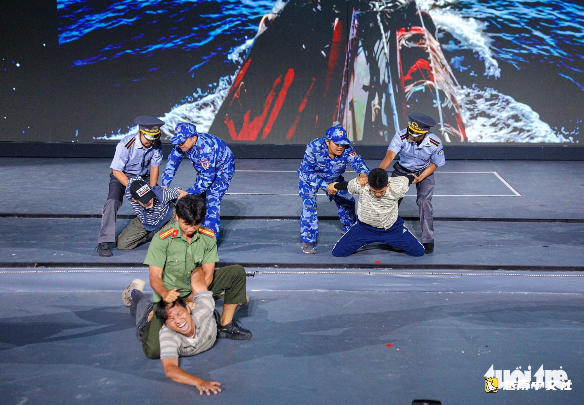 數千名遊客興致勃勃地觀看警方在韓江上演電影般的追捕罪犯表演
