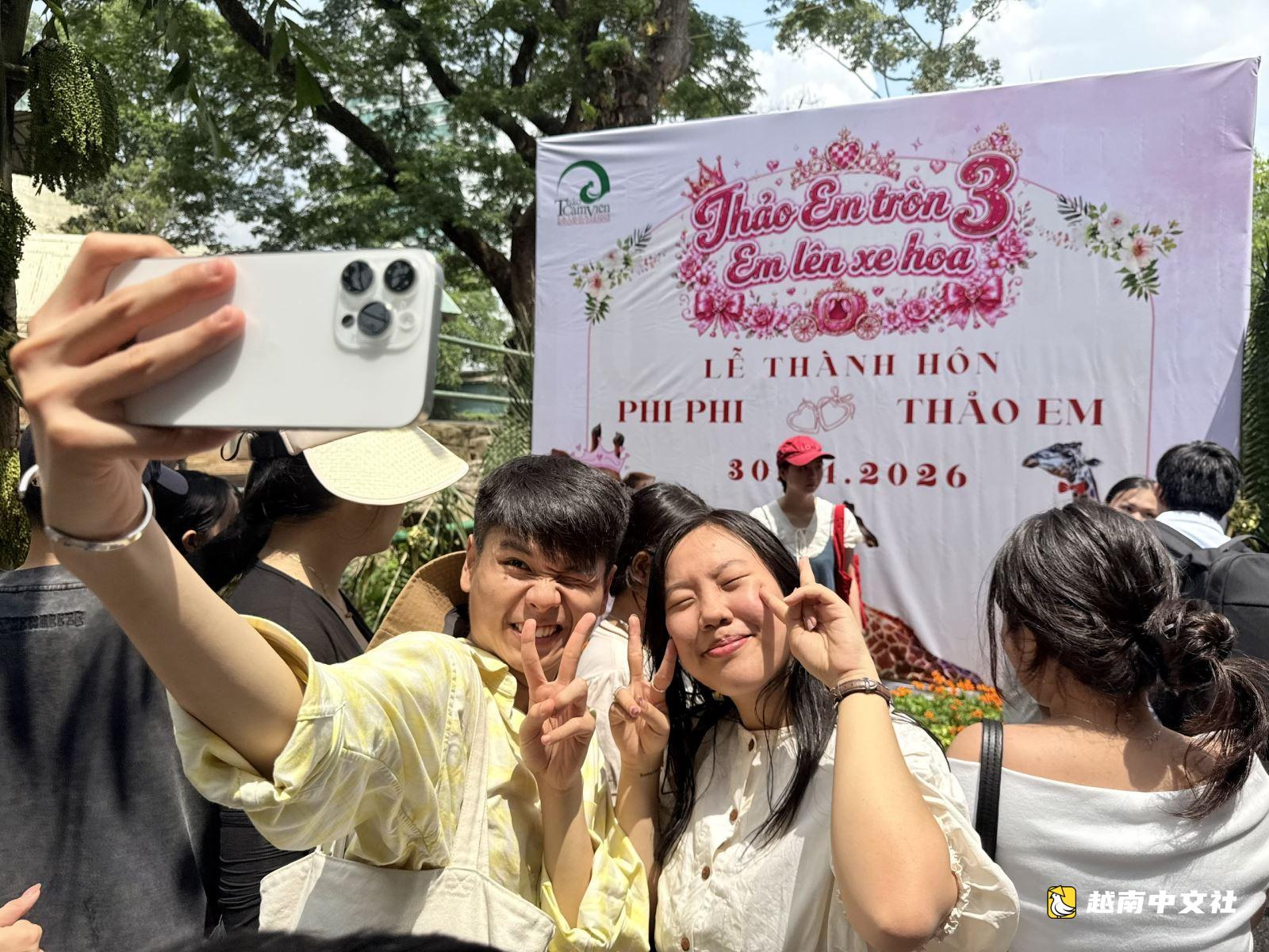 遊客湧向草禽園參加‘長頸鹿婚禮’