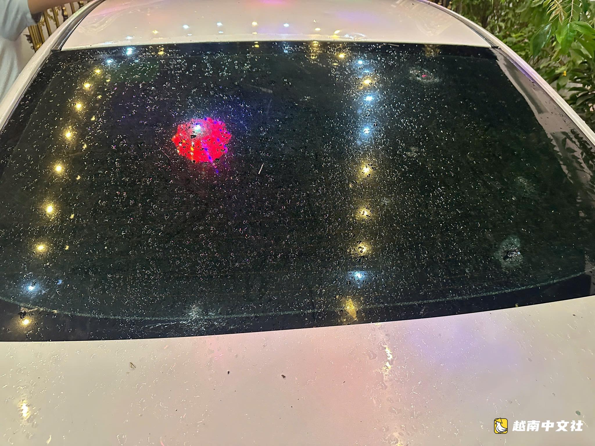 婚慶帳篷被雷暴吹倒,冰雹擊穿屋頂,砸碎汽車玻璃