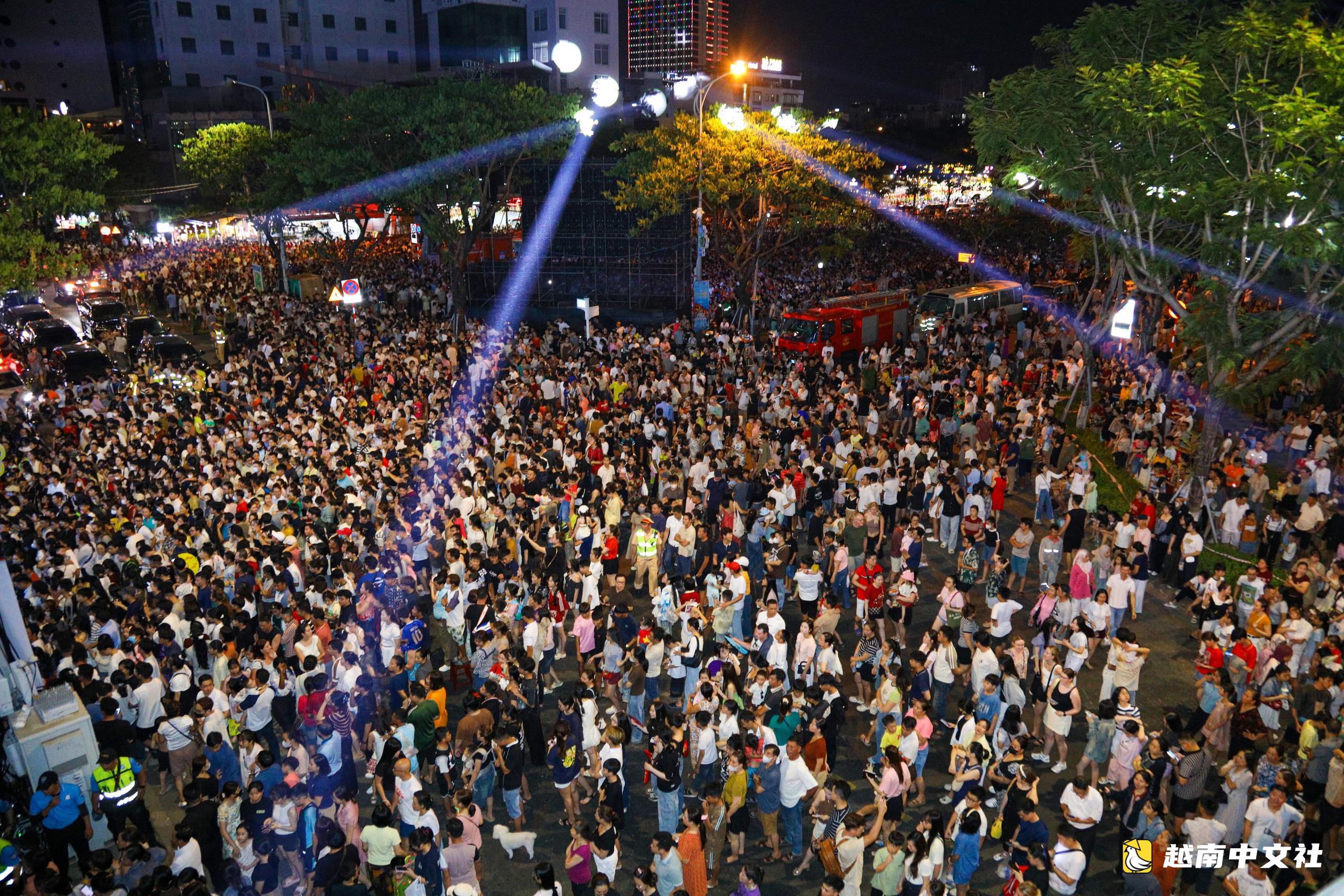 人群湧向峴港龍橋觀看4月30日假期最精彩的節目