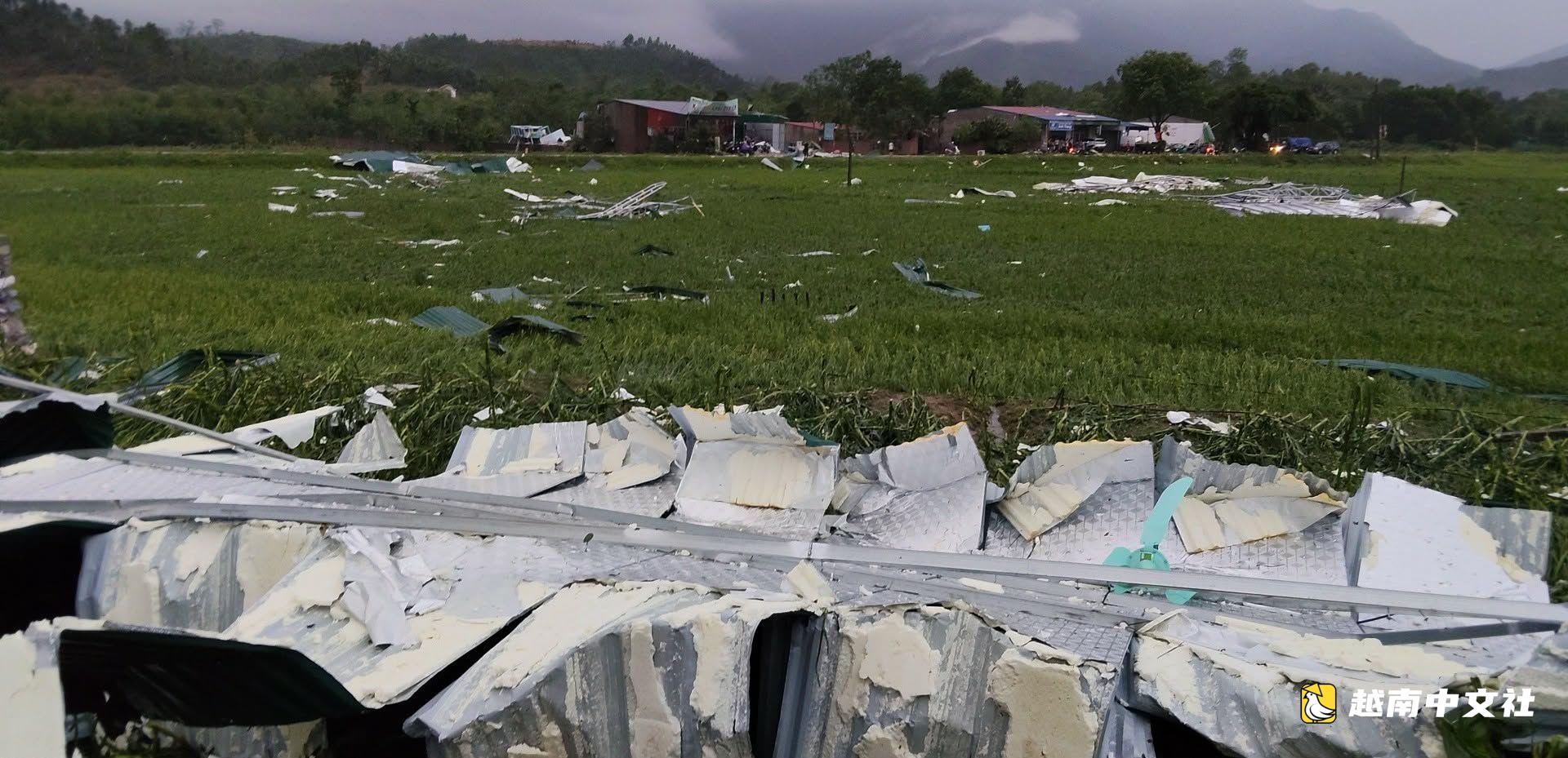 婚慶帳篷被雷暴吹倒,冰雹擊穿屋頂,砸碎汽車玻璃