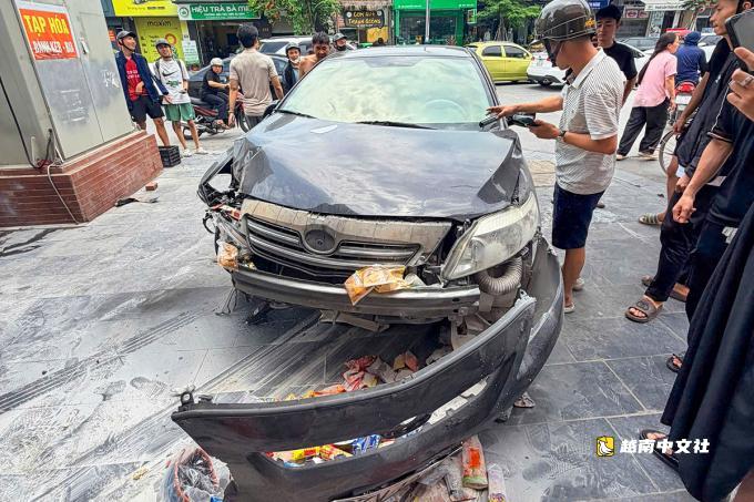 砸碎車窗玻璃救出被困在冒煙車內的司機