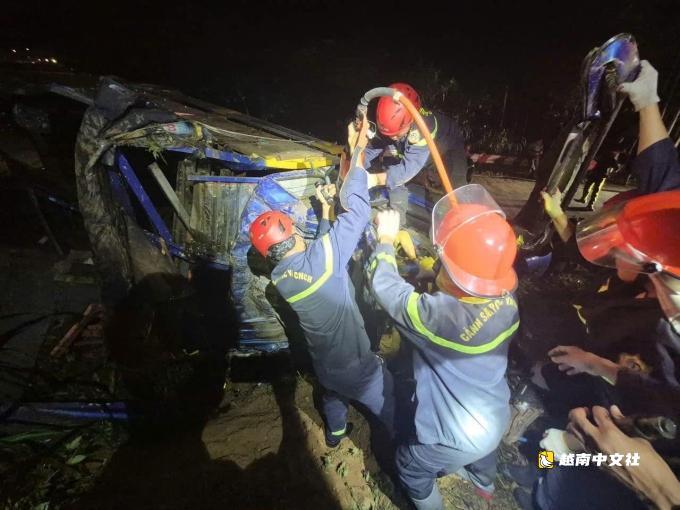 汽車撞崖,兩人死亡