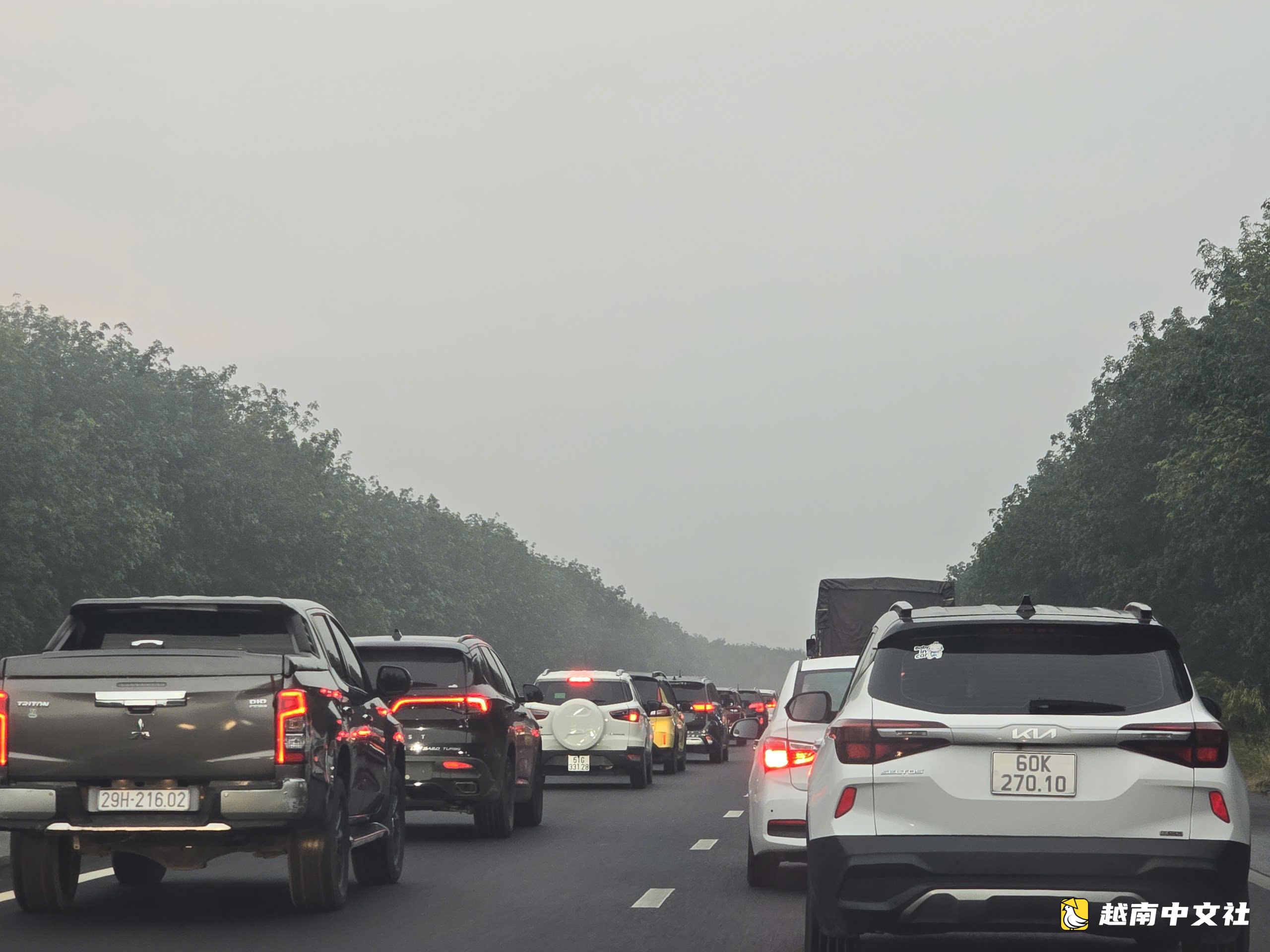 胡志明市-隆城-油椰高速公路上堵車,司機因油表見底而焦急不安,加油站卻不營業