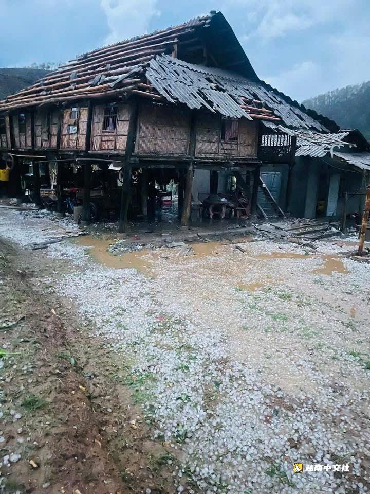 婚慶帳篷被雷暴吹倒,冰雹擊穿屋頂,砸碎汽車玻璃