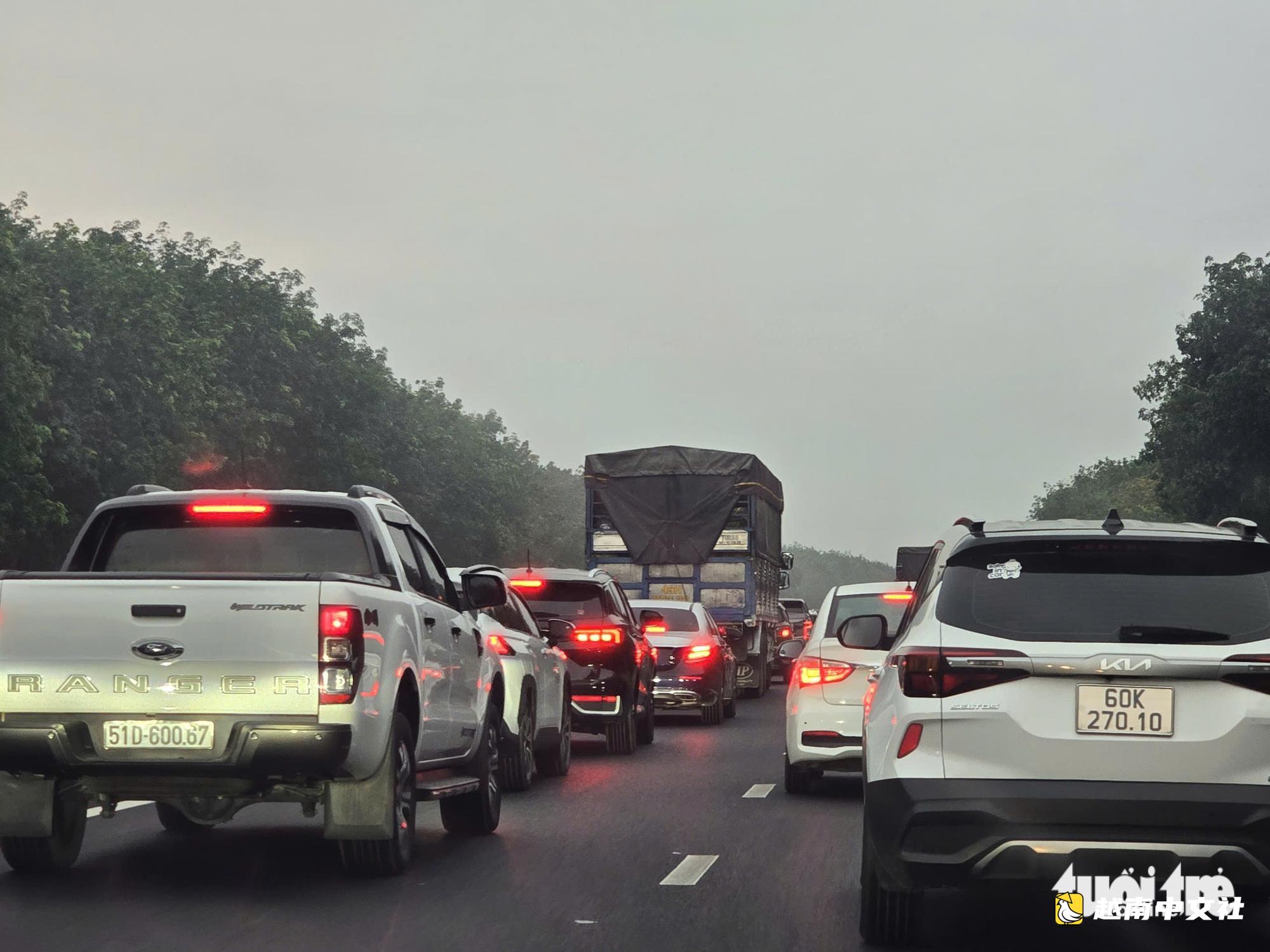 晚上9點,胡志明市-隆城-油椰高速公路已暢通