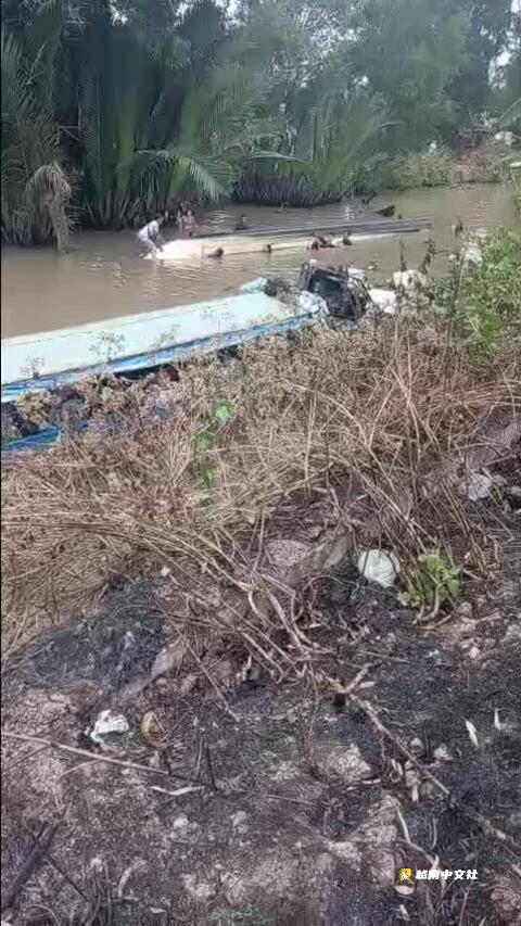 載客船前往東海之母處翻覆,十餘人落水