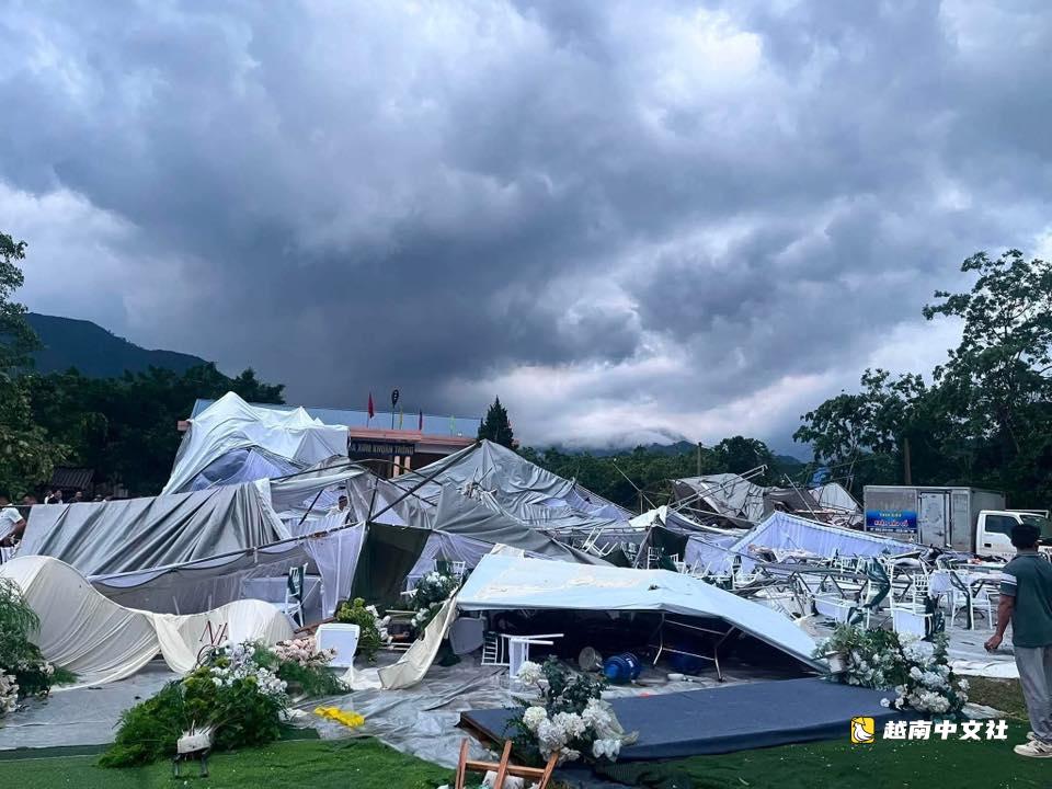 婚慶帳篷被雷暴吹倒,冰雹擊穿屋頂,砸碎汽車玻璃