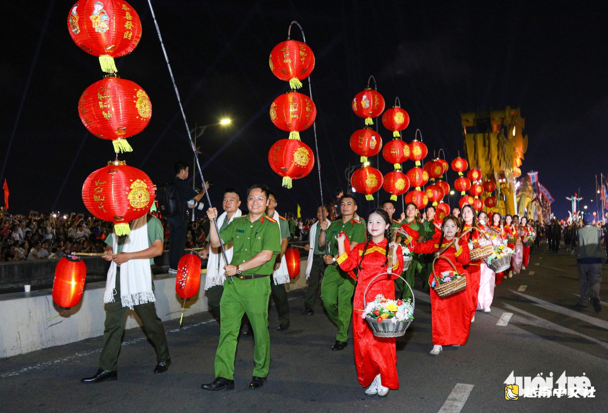 數千名遊客興致勃勃地觀看警方在韓江上演電影般的追捕罪犯表演