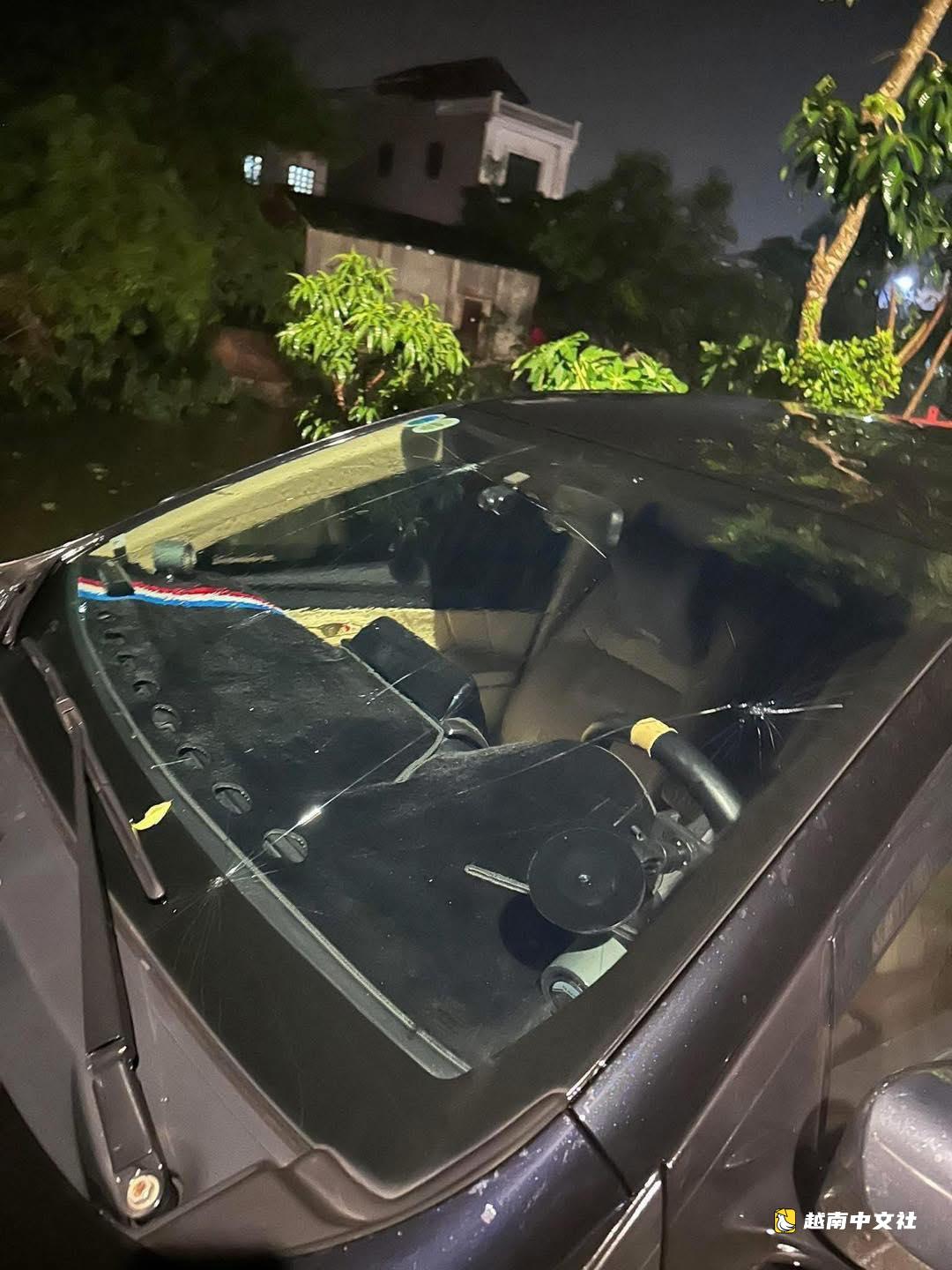 婚慶帳篷被雷暴吹倒,冰雹擊穿屋頂,砸碎汽車玻璃