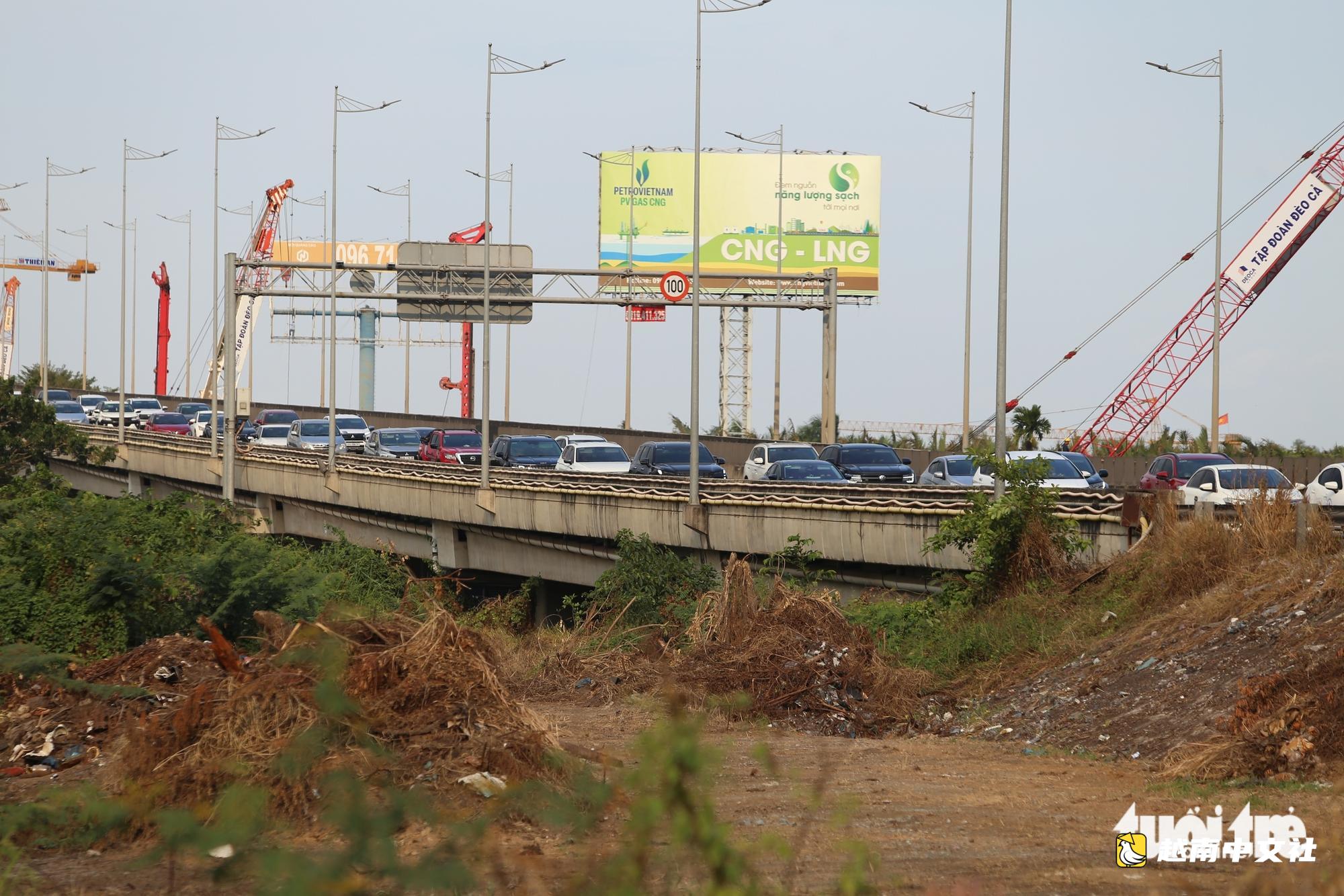 胡志明市 - 隆城高速公路節末嚴重擁堵,建議改走國道1號