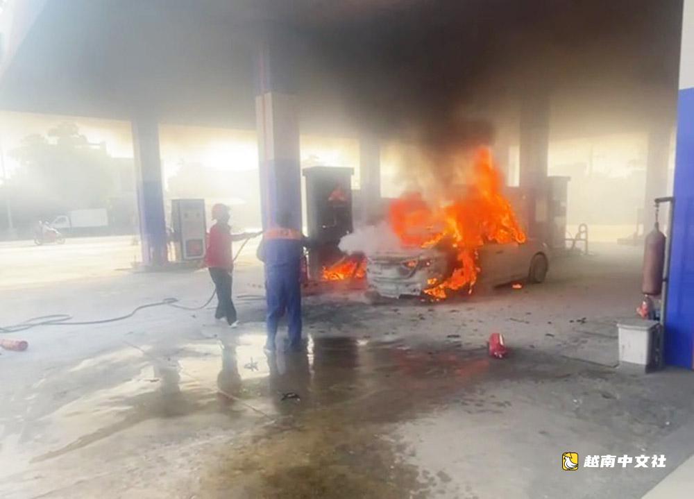 加油站車輛起火事件:司機聲稱因過度恐慌未開門