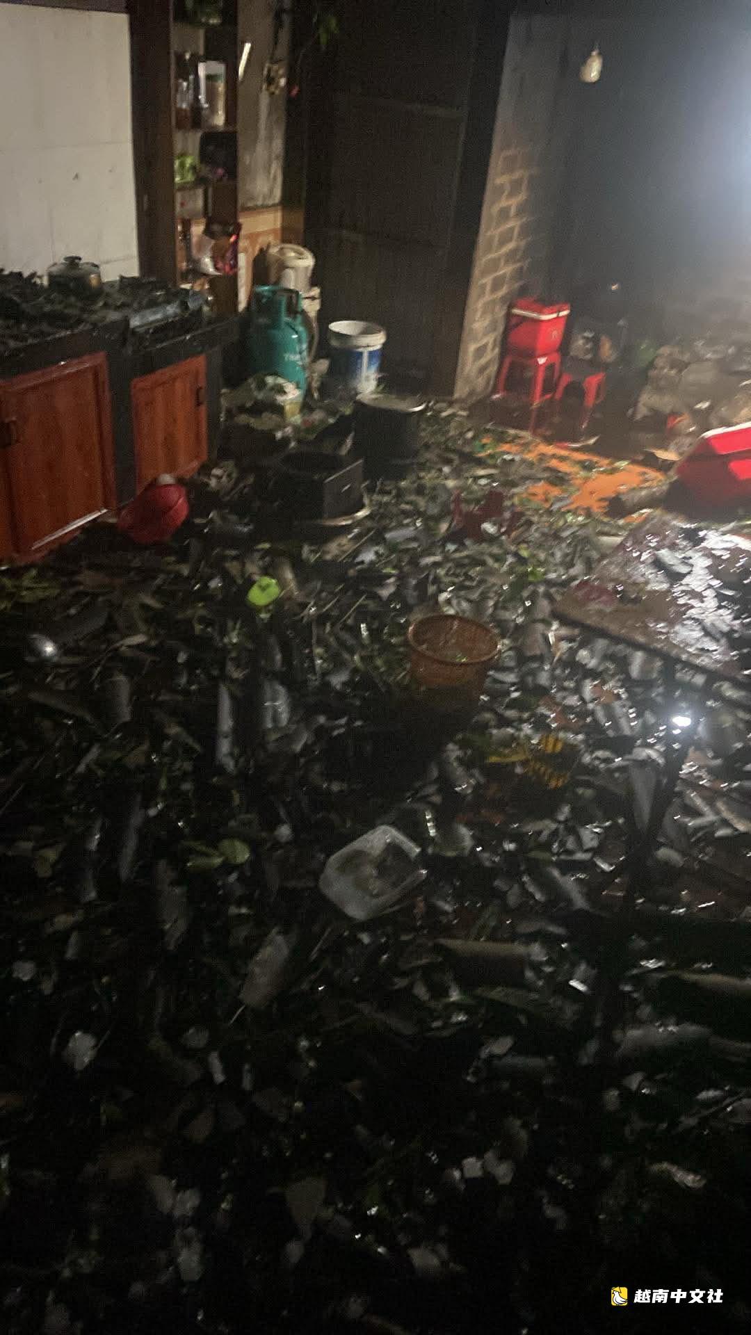 婚慶帳篷被雷暴吹倒,冰雹擊穿屋頂,砸碎汽車玻璃