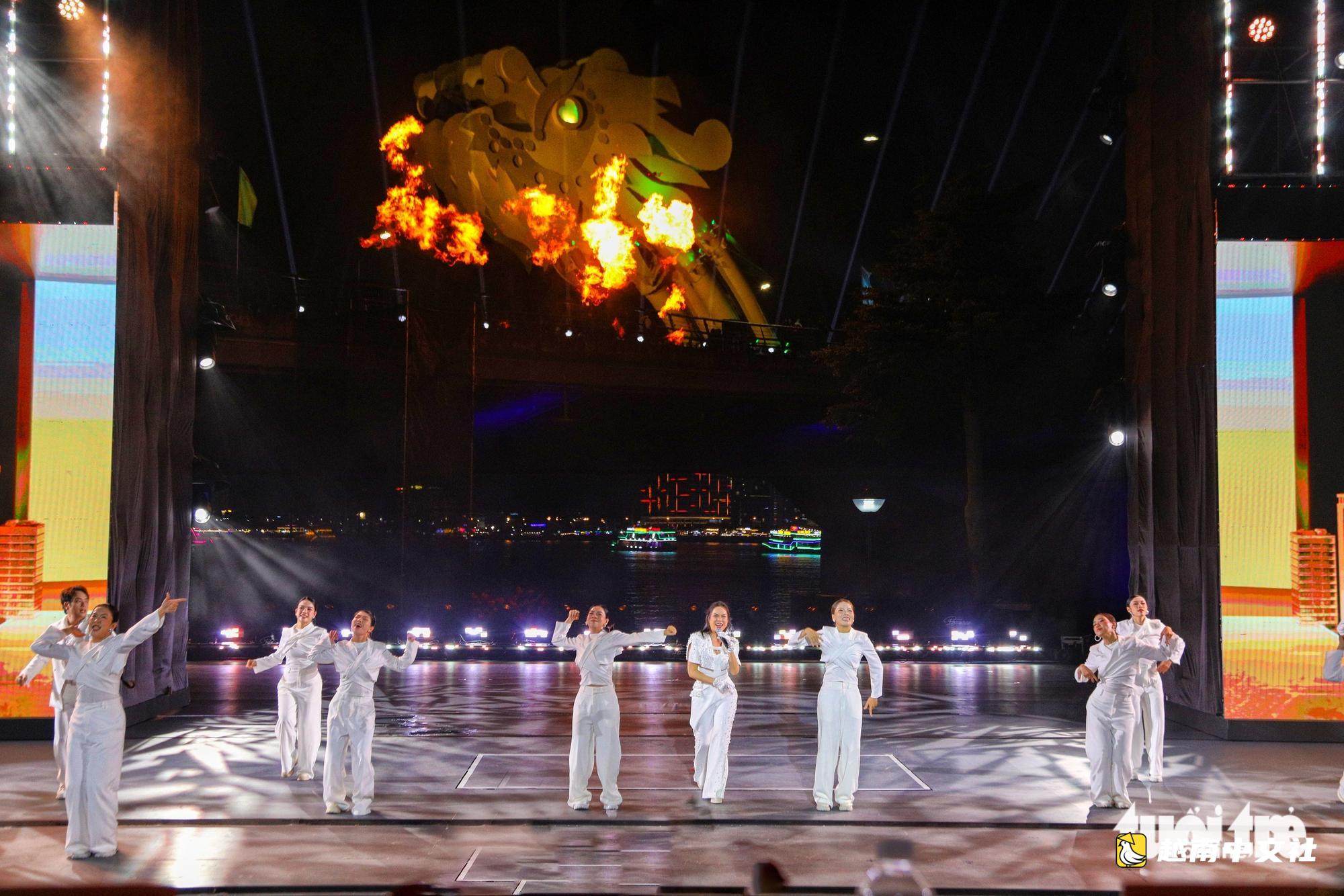數千名遊客興致勃勃地觀看警方在韓江上演電影般的追捕罪犯表演