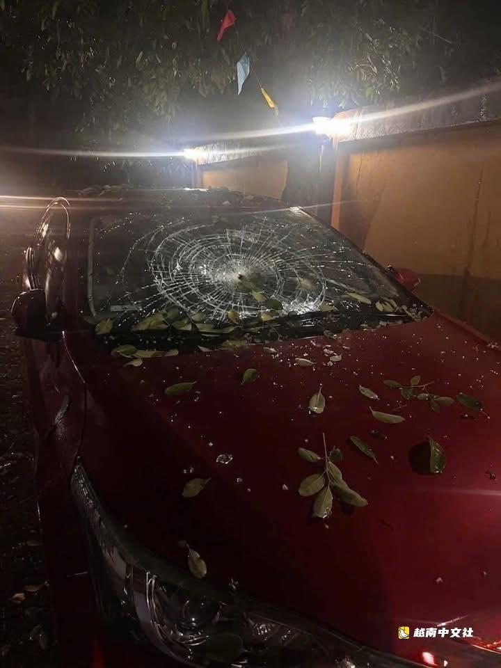 婚慶帳篷被雷暴吹倒,冰雹擊穿屋頂,砸碎汽車玻璃