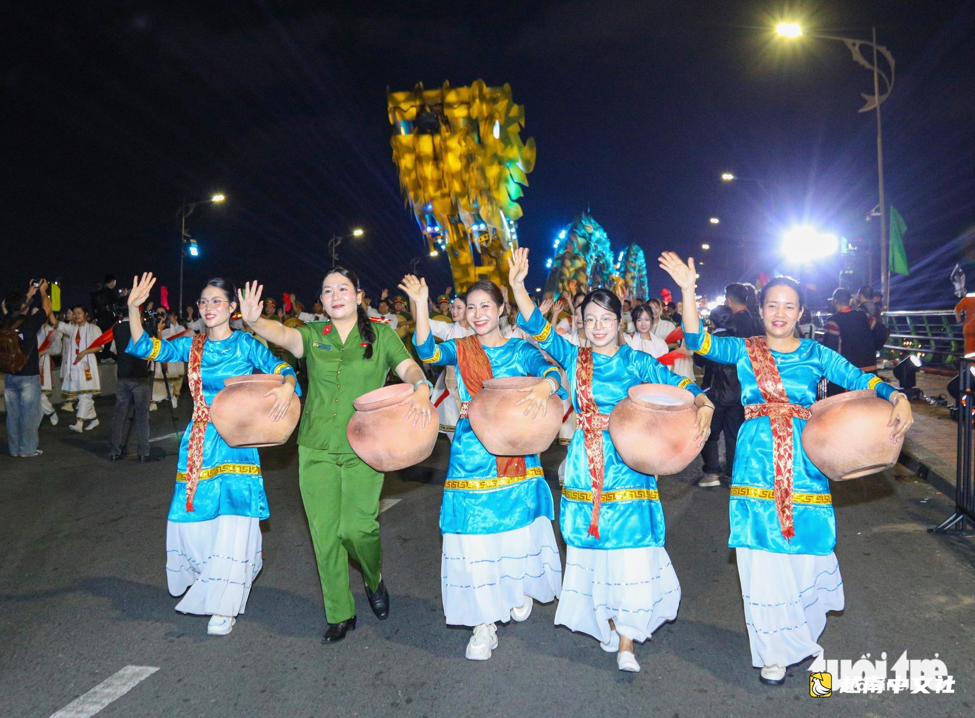 數千名遊客興致勃勃地觀看警方在韓江上演電影般的追捕罪犯表演