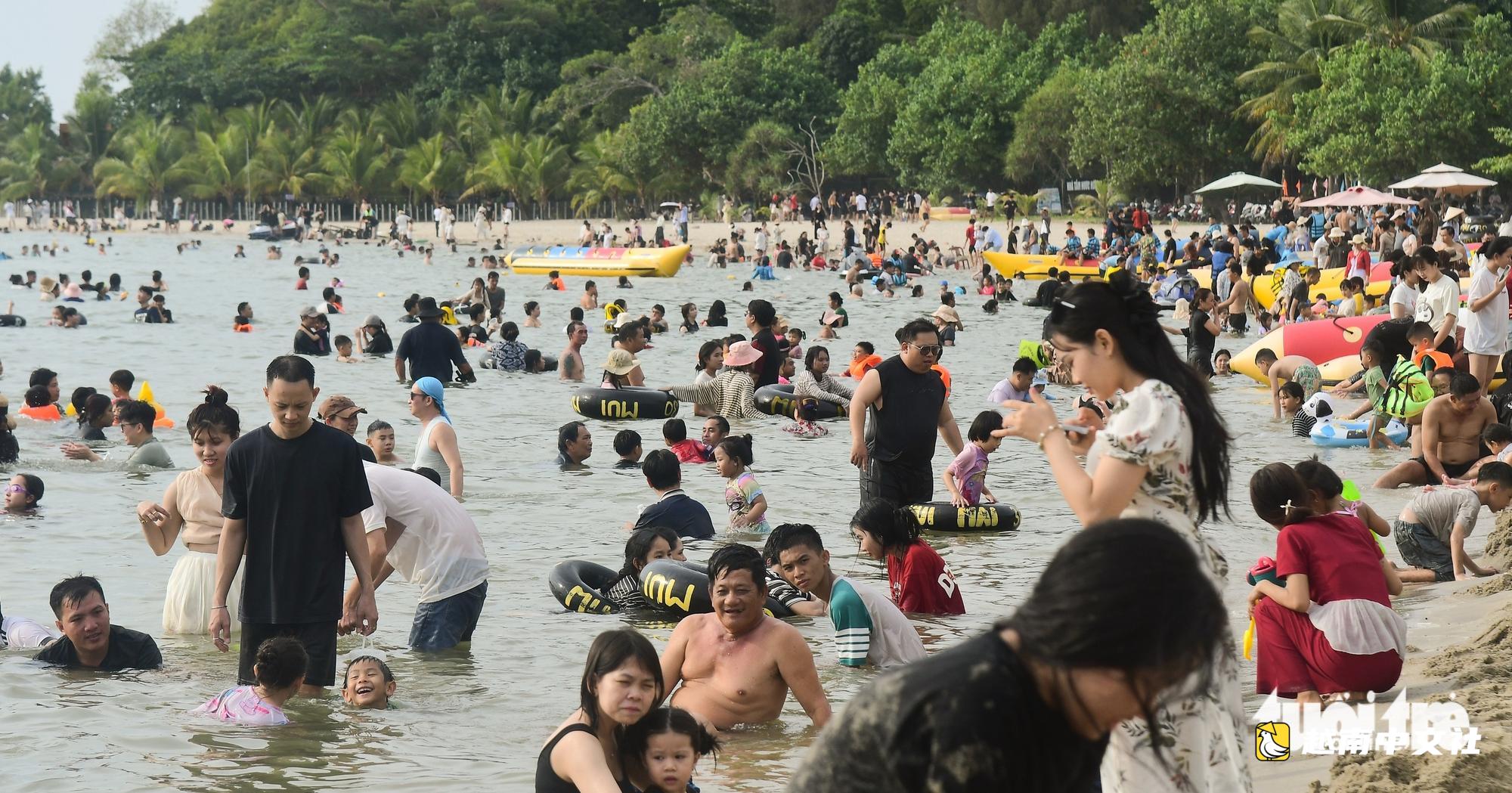節日期間多地旅遊火爆，收入數千億越南盾