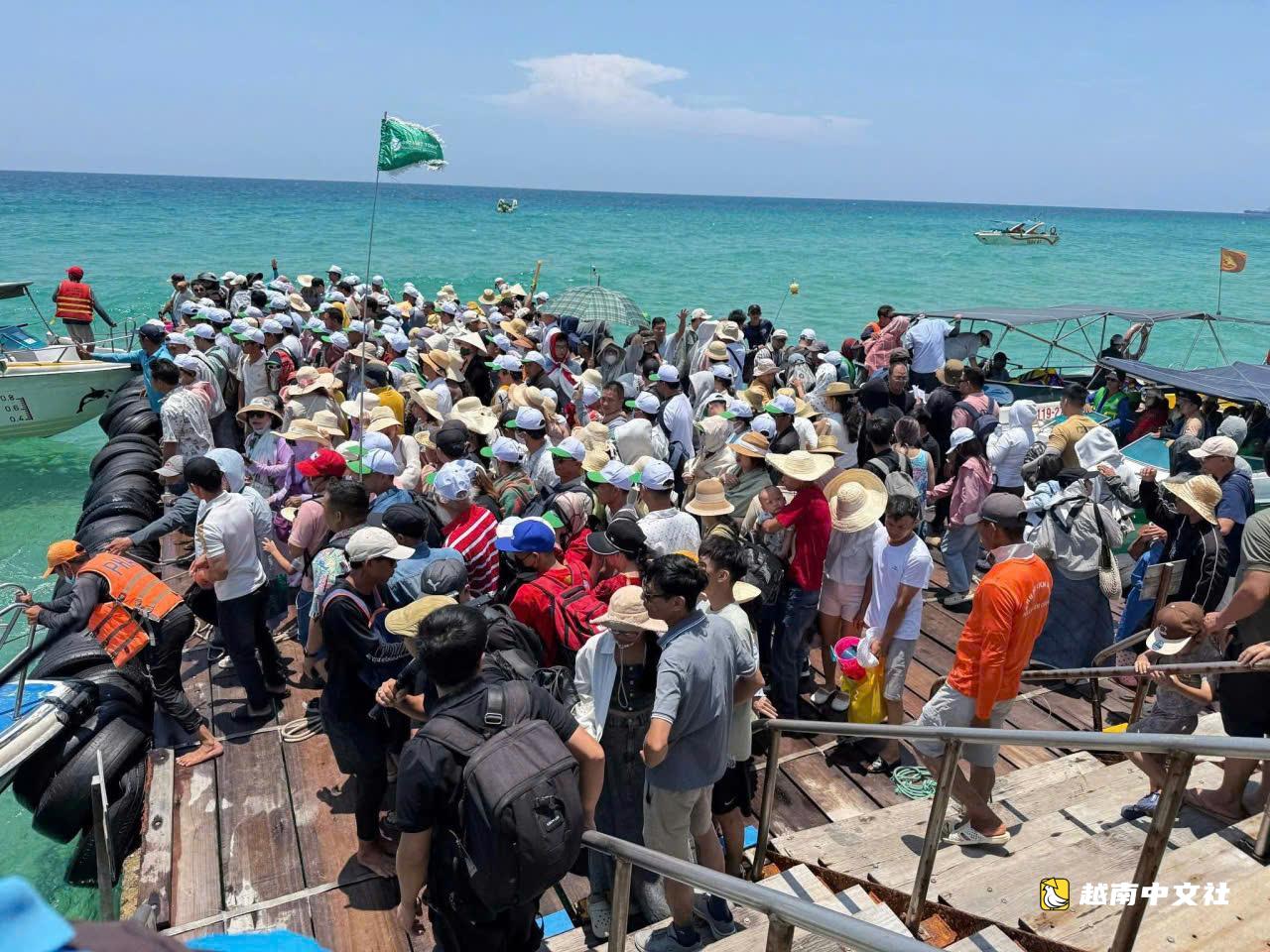 節日期間多地旅遊火爆，收入數千億越南盾