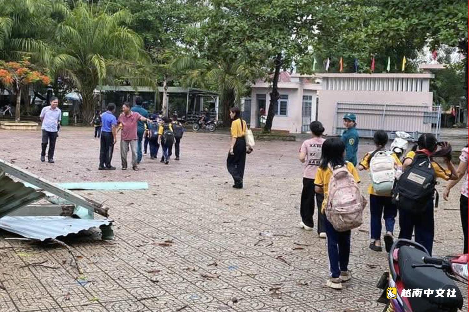 雷暴捲走小學鐵皮屋頂落在操場上