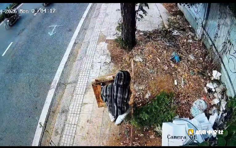 攝像頭記錄下兩人在阮文靈路旁亂扔垃圾,每人被罰150萬越南盾