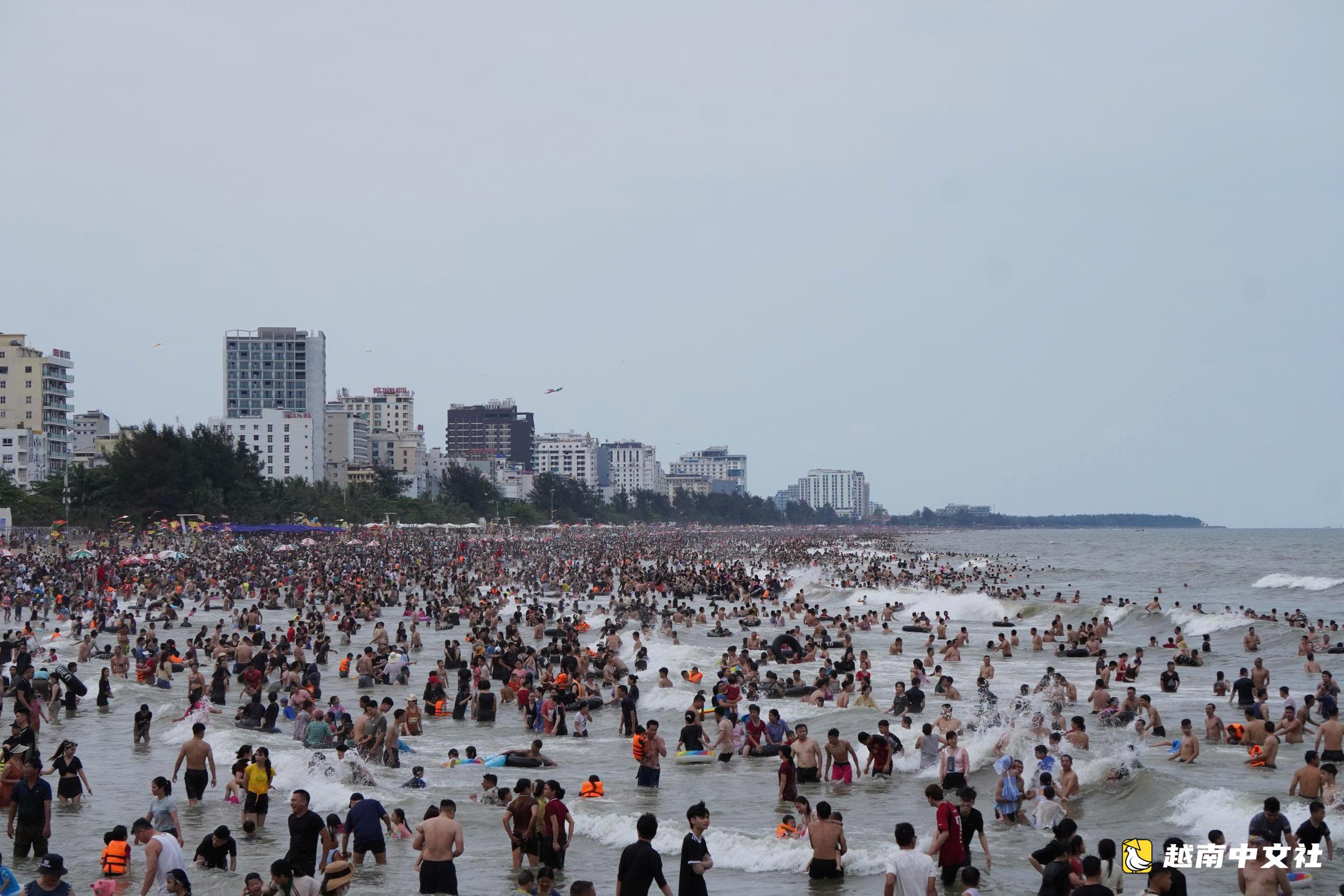 節日期間多地旅遊火爆，收入數千億越南盾