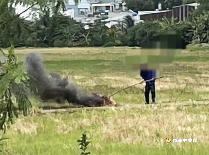 攝像頭記錄下兩人在阮文靈路旁亂扔垃圾,每人被罰150萬越南盾