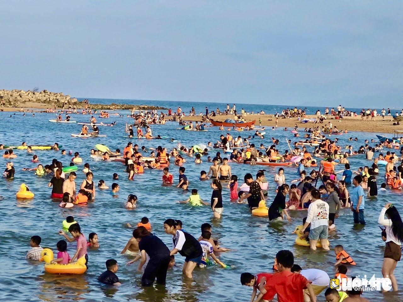 節日期間多地旅遊火爆，收入數千億越南盾