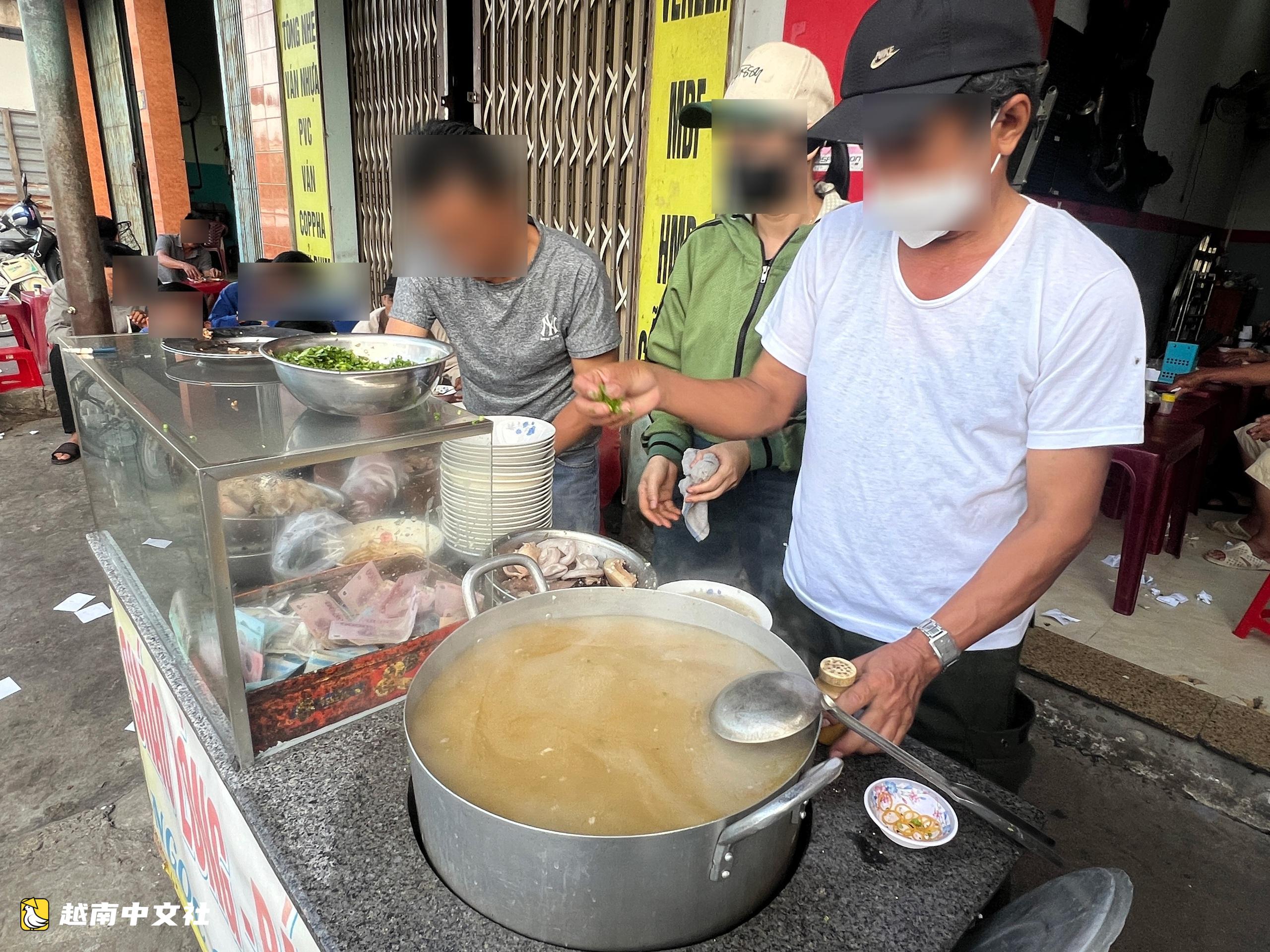 不戴手套抓取食物又不停說話,唾沫四濺卻依然顧客盈門