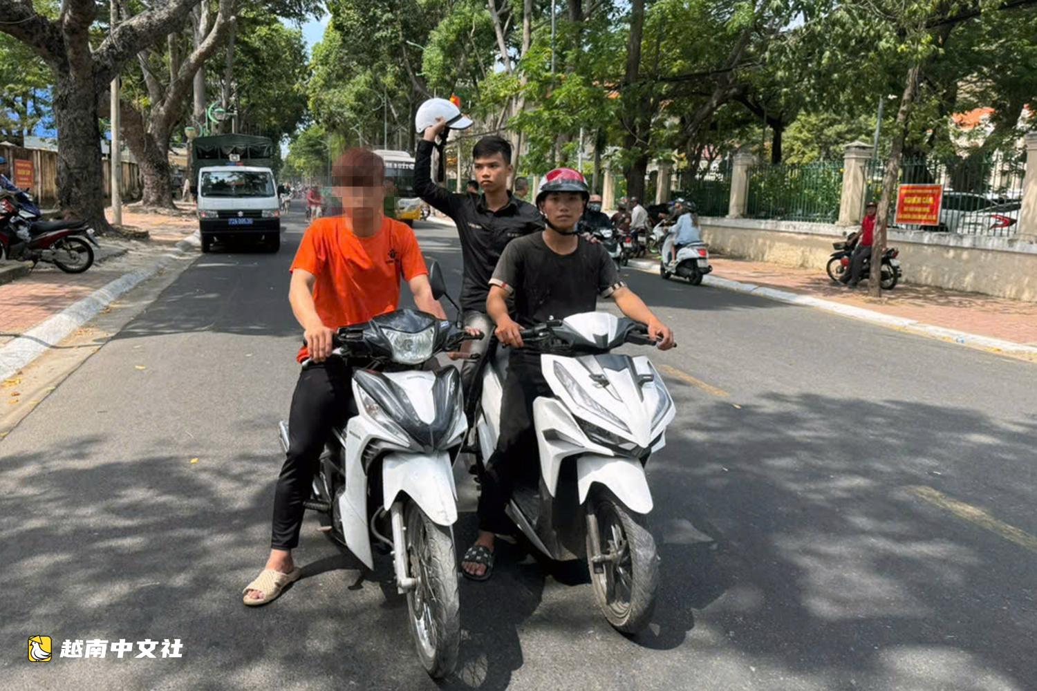 緊急逮捕3名騎摩托車時被擊中頭部摔倒的嫌疑人